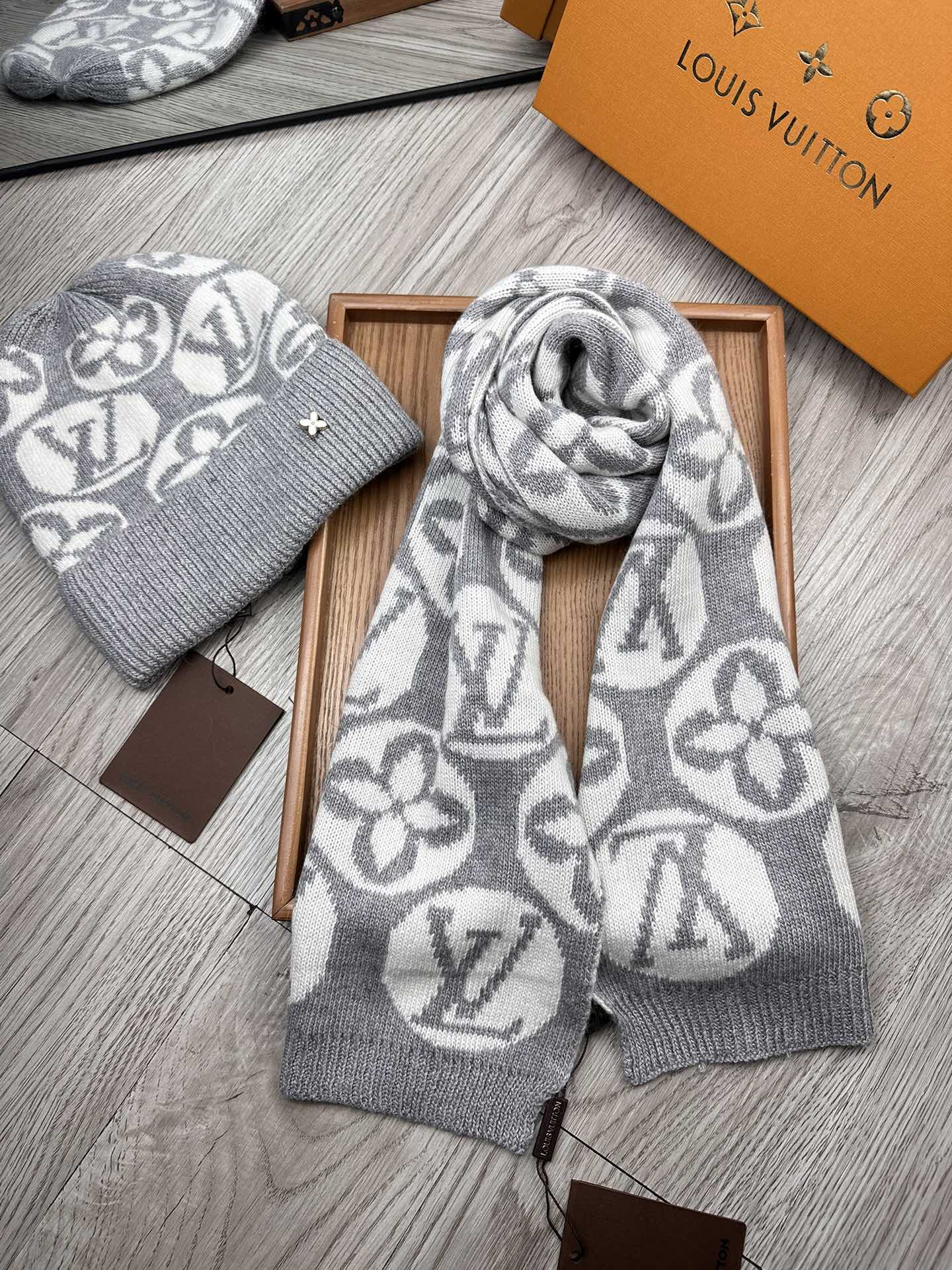 🌹。L家。【两件套-羊毛套装帽子】经典套装帽子！帽子➕围巾！70%羊毛+30%兔毛。暖暖哒超级舒服～冬日小姐姐减龄神器哦