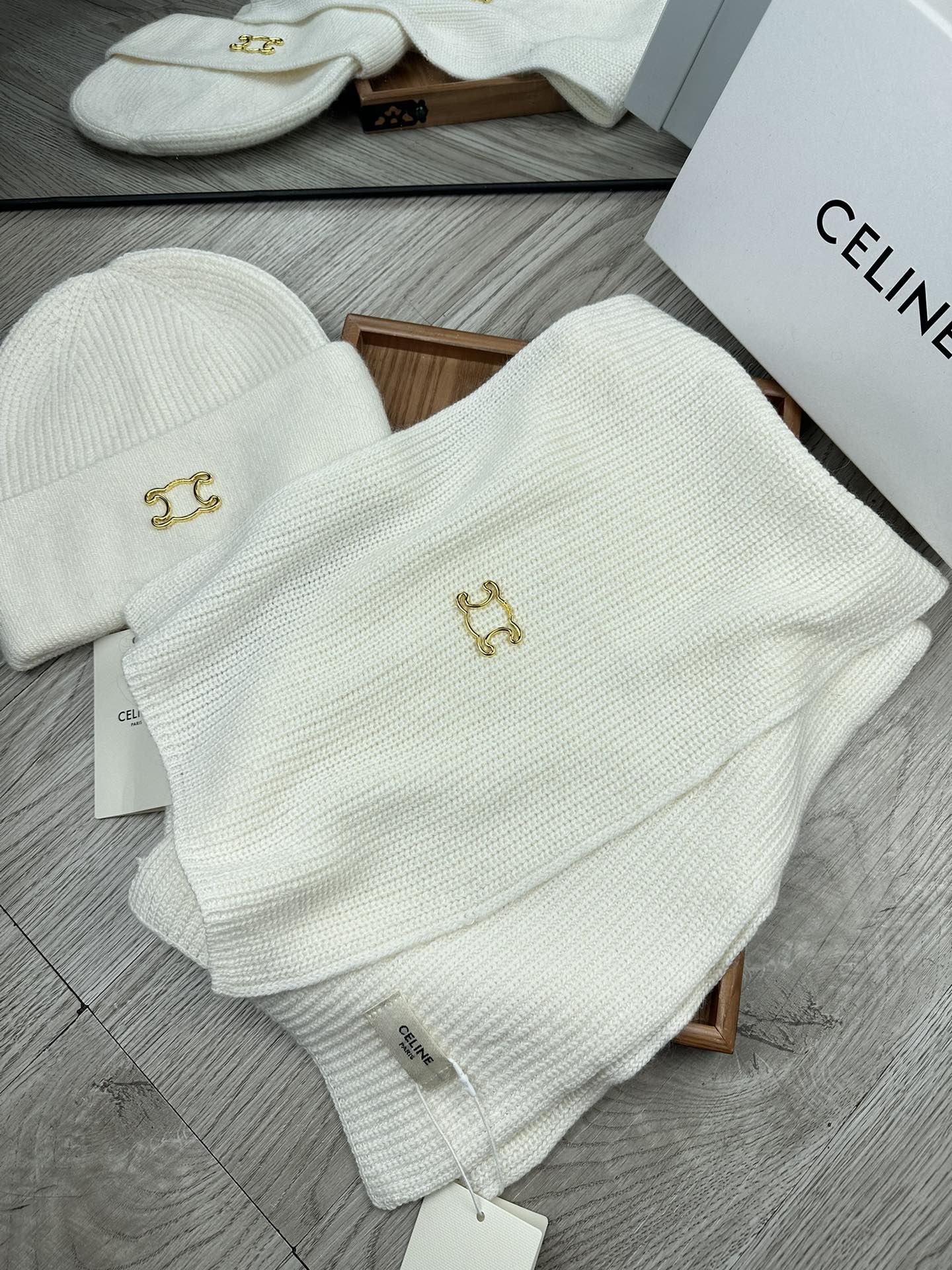🌹。赛琳。【两件套-羊毛套装帽子】经典套装帽子！帽子➕围巾！70%羊毛+30%兔毛。暖暖哒超级舒服～冬日小姐姐减龄神器哦