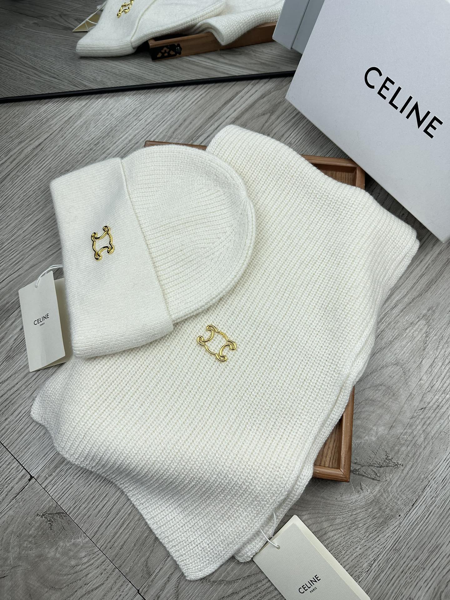 🌹。赛琳。【两件套-羊毛套装帽子】经典套装帽子！帽子➕围巾！70%羊毛+30%兔毛。暖暖哒超级舒服～冬日小姐姐减龄神器哦