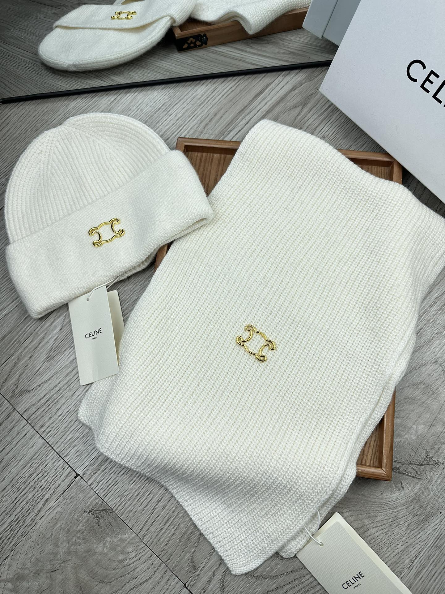 🌹。赛琳。【两件套-羊毛套装帽子】经典套装帽子！帽子➕围巾！70%羊毛+30%兔毛。暖暖哒超级舒服～冬日小姐姐减龄神器哦