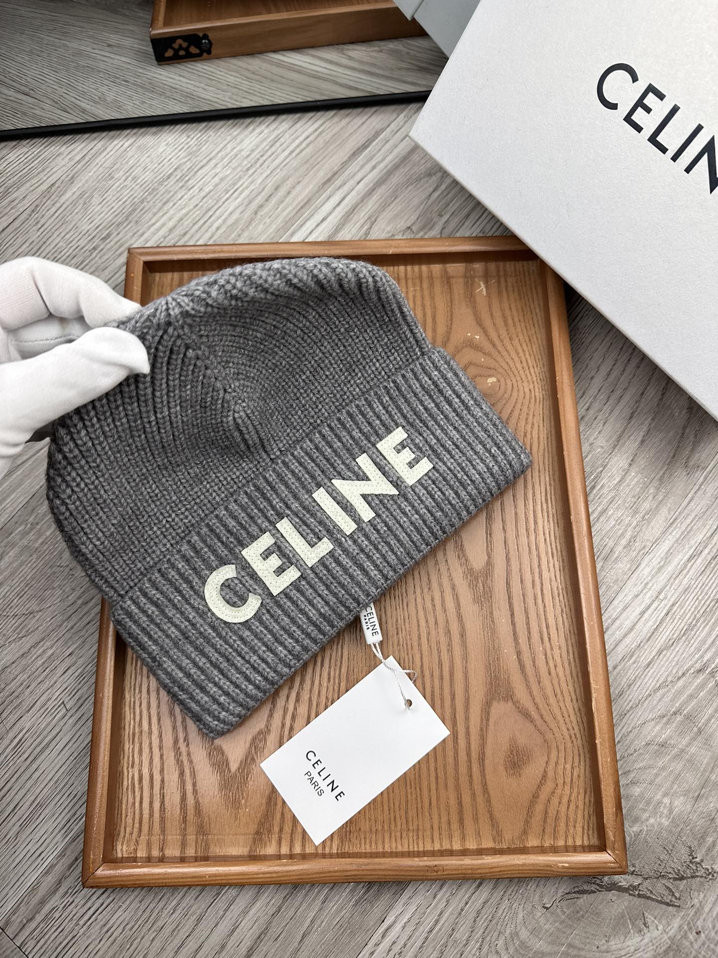 。赛林。福利！！新款上架，特别实惠的一个系列帽子，面料：毛线。密度紧致！毛线针织面料手感舒适透气性好！款