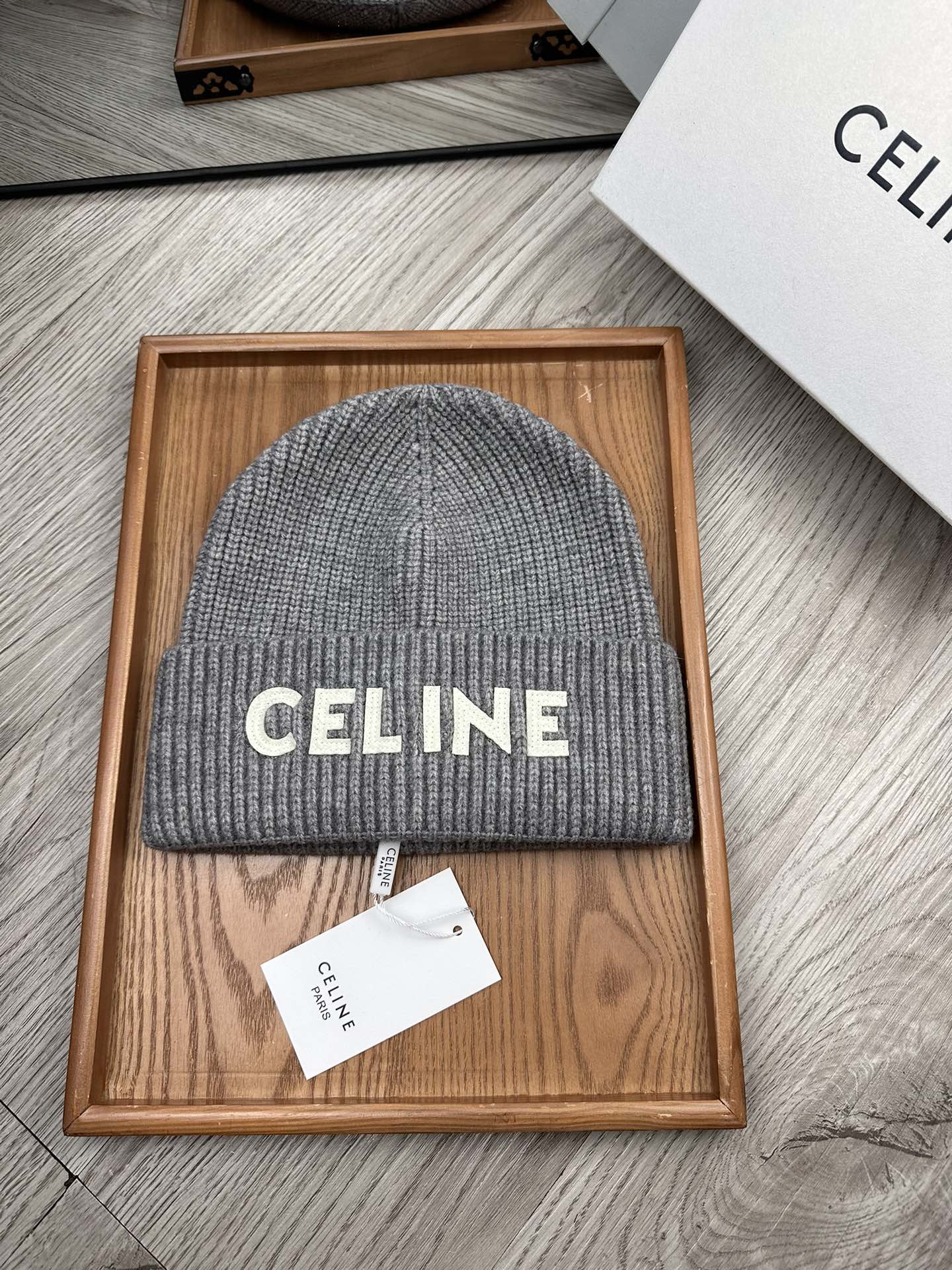 。赛林。福利！！新款上架，特别实惠的一个系列帽子，面料：毛线。密度紧致！毛线针织面料手感舒适透气性好！款