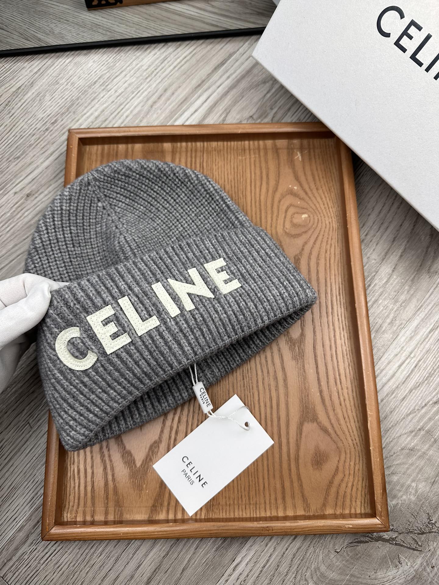 。赛林。福利！！新款上架，特别实惠的一个系列帽子，面料：毛线。密度紧致！毛线针织面料手感舒适透气性好！款