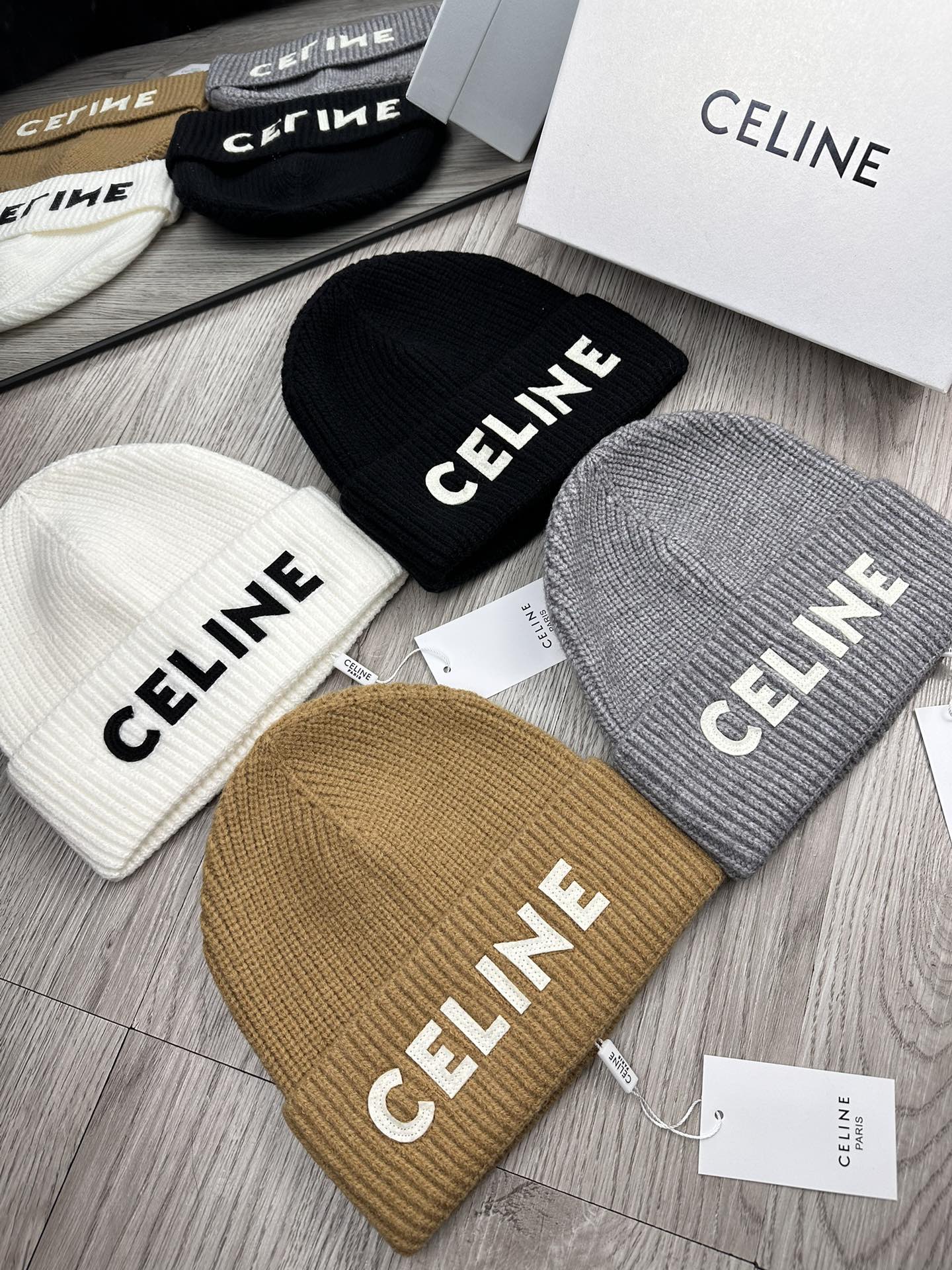 。赛林。福利！！新款上架，特别实惠的一个系列帽子，面料：毛线。密度紧致！毛线针织面料手感舒适透气性好！款