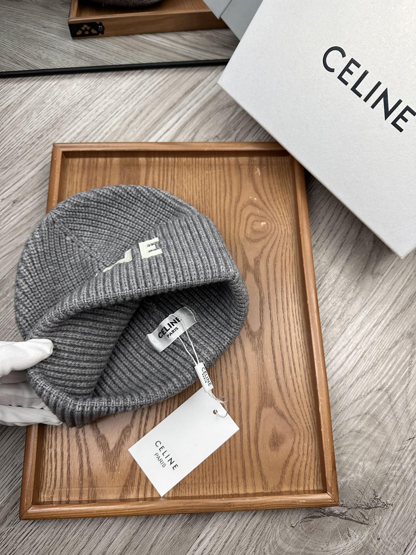 。赛林。福利！！新款上架，特别实惠的一个系列帽子，面料：毛线。密度紧致！毛线针织面料手感舒适透气性好！款