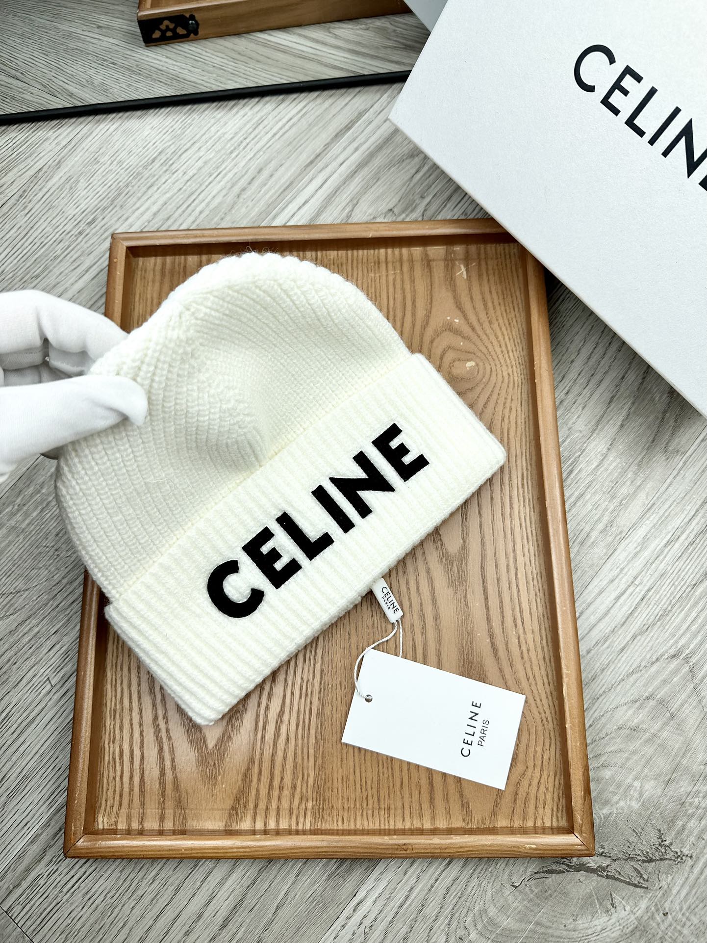 。赛林。福利！！新款上架，特别实惠的一个系列帽子，面料：毛线。密度紧致！毛线针织面料手感舒适透气性好！款