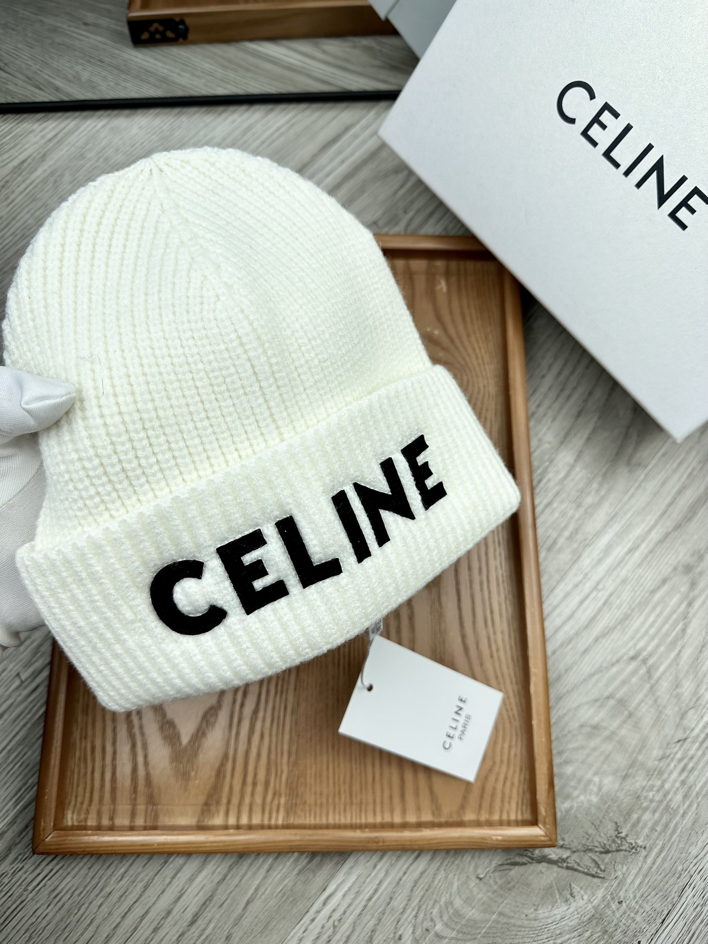 。赛林。福利！！新款上架，特别实惠的一个系列帽子，面料：毛线。密度紧致！毛线针织面料手感舒适透气性好！款