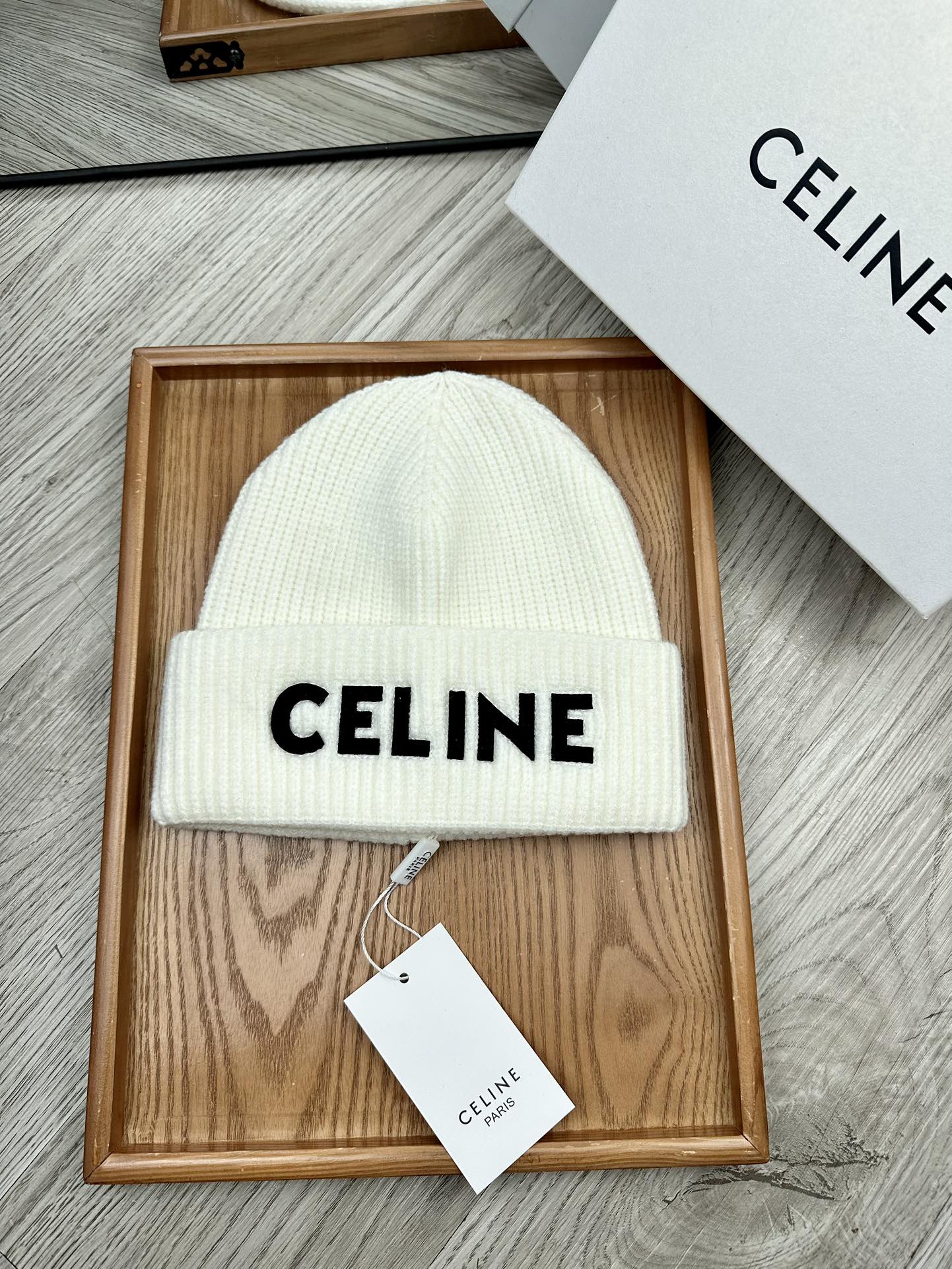 。赛林。福利！！新款上架，特别实惠的一个系列帽子，面料：毛线。密度紧致！毛线针织面料手感舒适透气性好！款