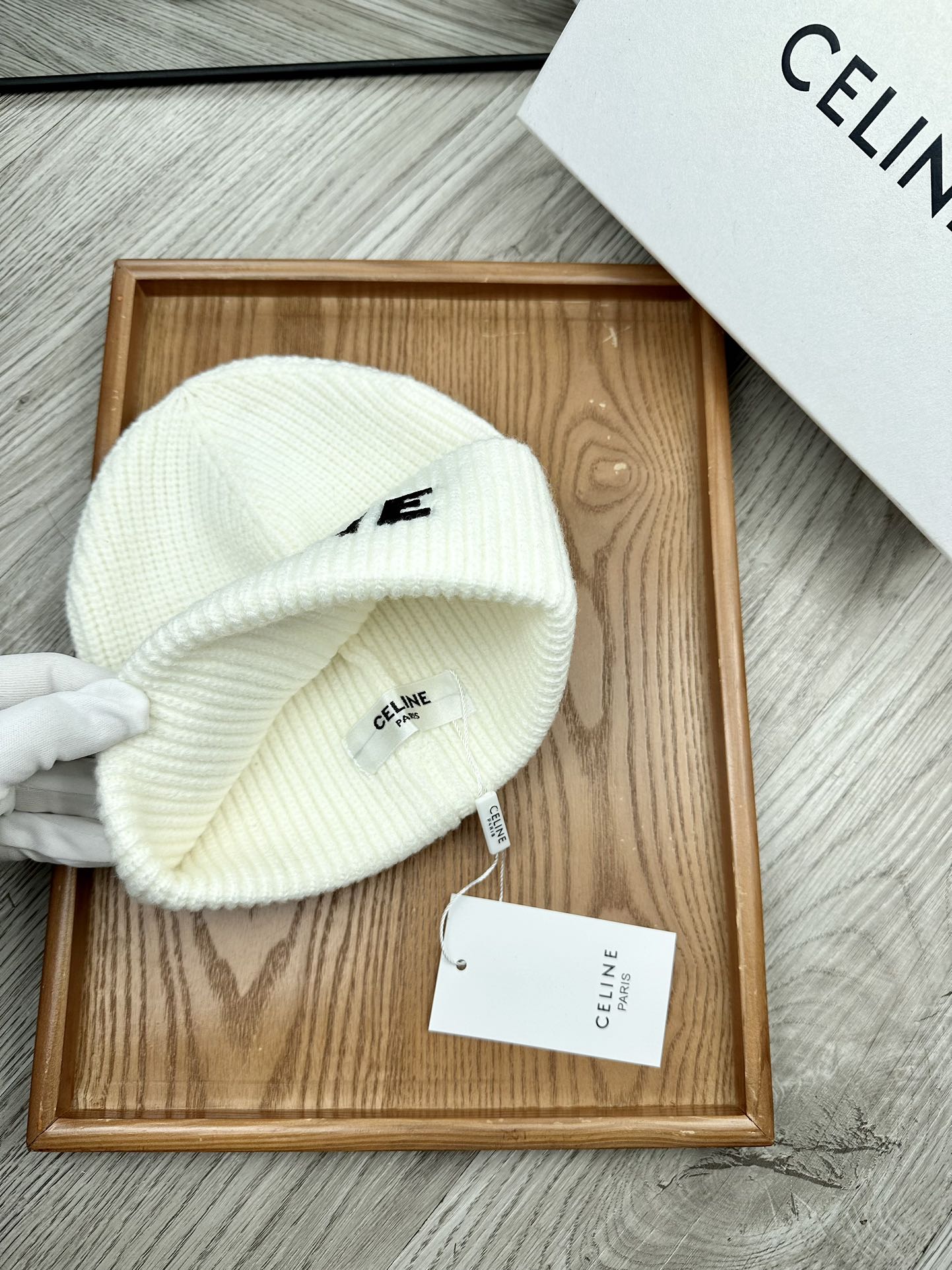 。赛林。福利！！新款上架，特别实惠的一个系列帽子，面料：毛线。密度紧致！毛线针织面料手感舒适透气性好！款