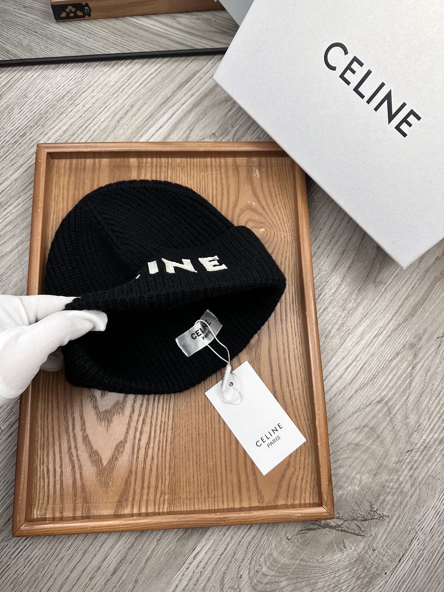 。赛林。福利！！新款上架，特别实惠的一个系列帽子，面料：毛线。密度紧致！毛线针织面料手感舒适透气性好！款