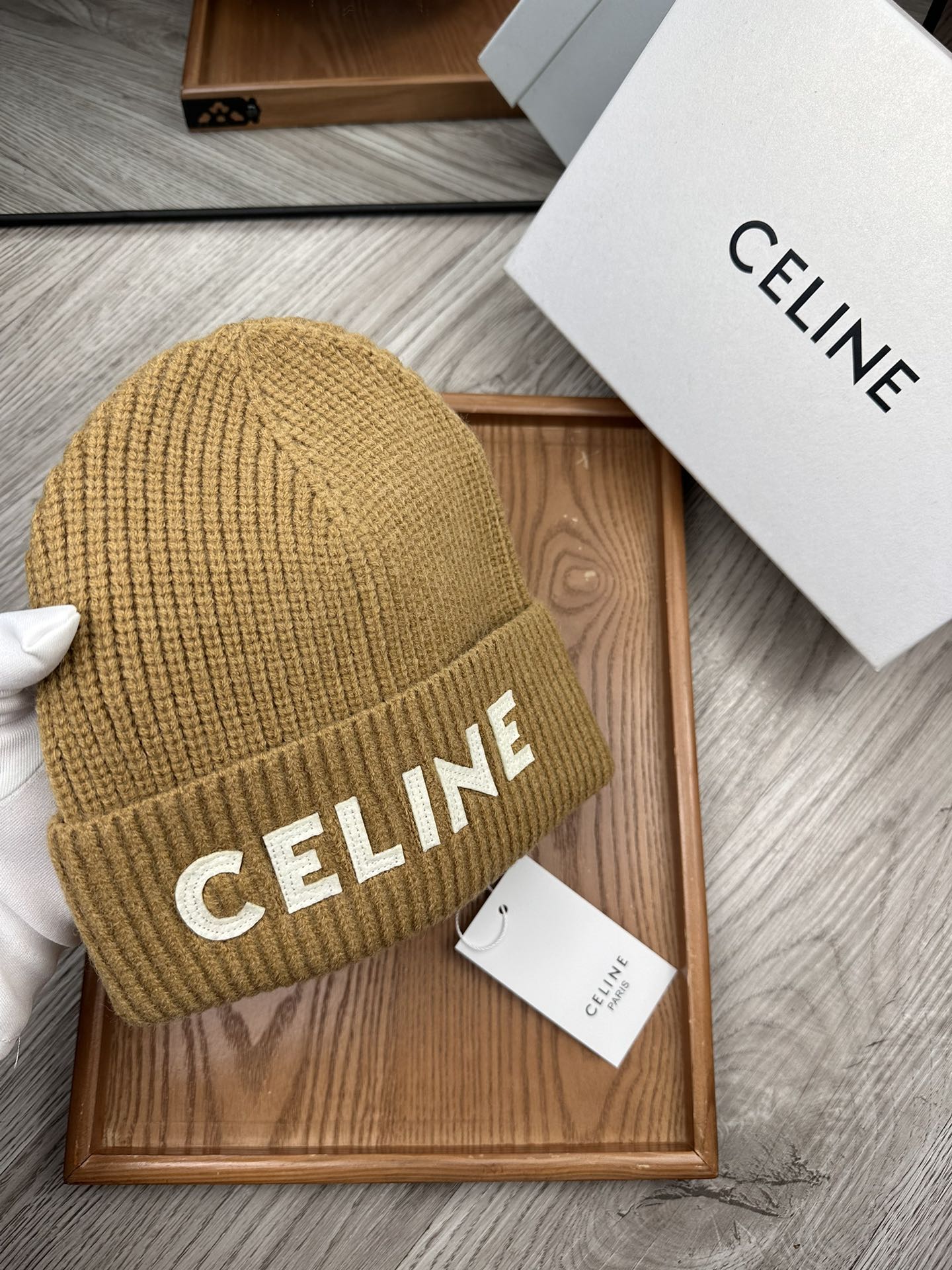 。赛林。福利！！新款上架，特别实惠的一个系列帽子，面料：毛线。密度紧致！毛线针织面料手感舒适透气性好！款