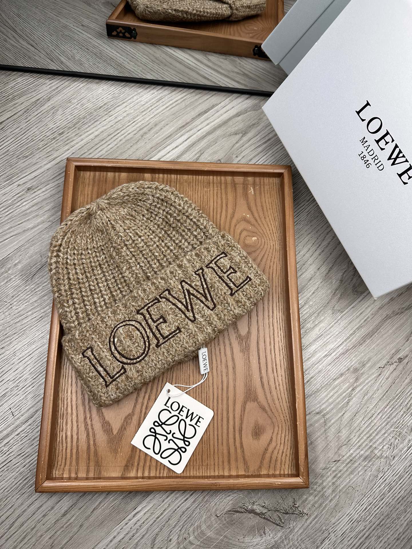 。Loewe。福利！！新款上架，特别实惠的一个系列帽子，面料：毛线。密度紧致！毛线针织面料手感舒适透气性