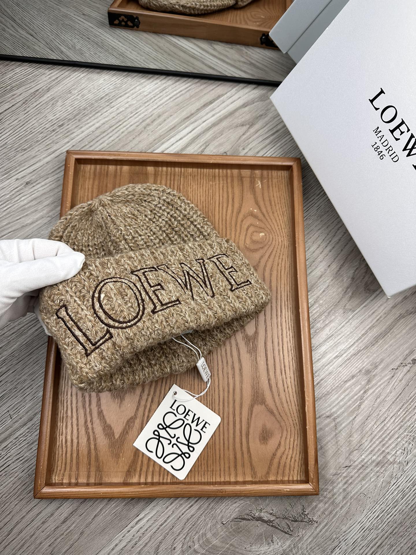 。Loewe。福利！！新款上架，特别实惠的一个系列帽子，面料：毛线。密度紧致！毛线针织面料手感舒适透气性