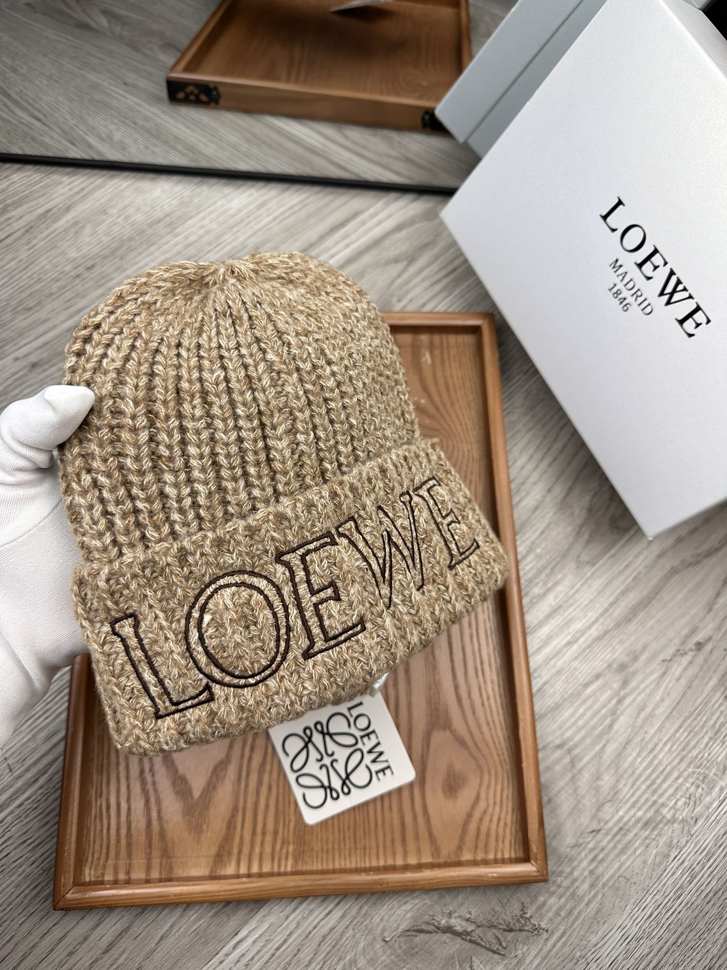 。Loewe。福利！！新款上架，特别实惠的一个系列帽子，面料：毛线。密度紧致！毛线针织面料手感舒适透气性