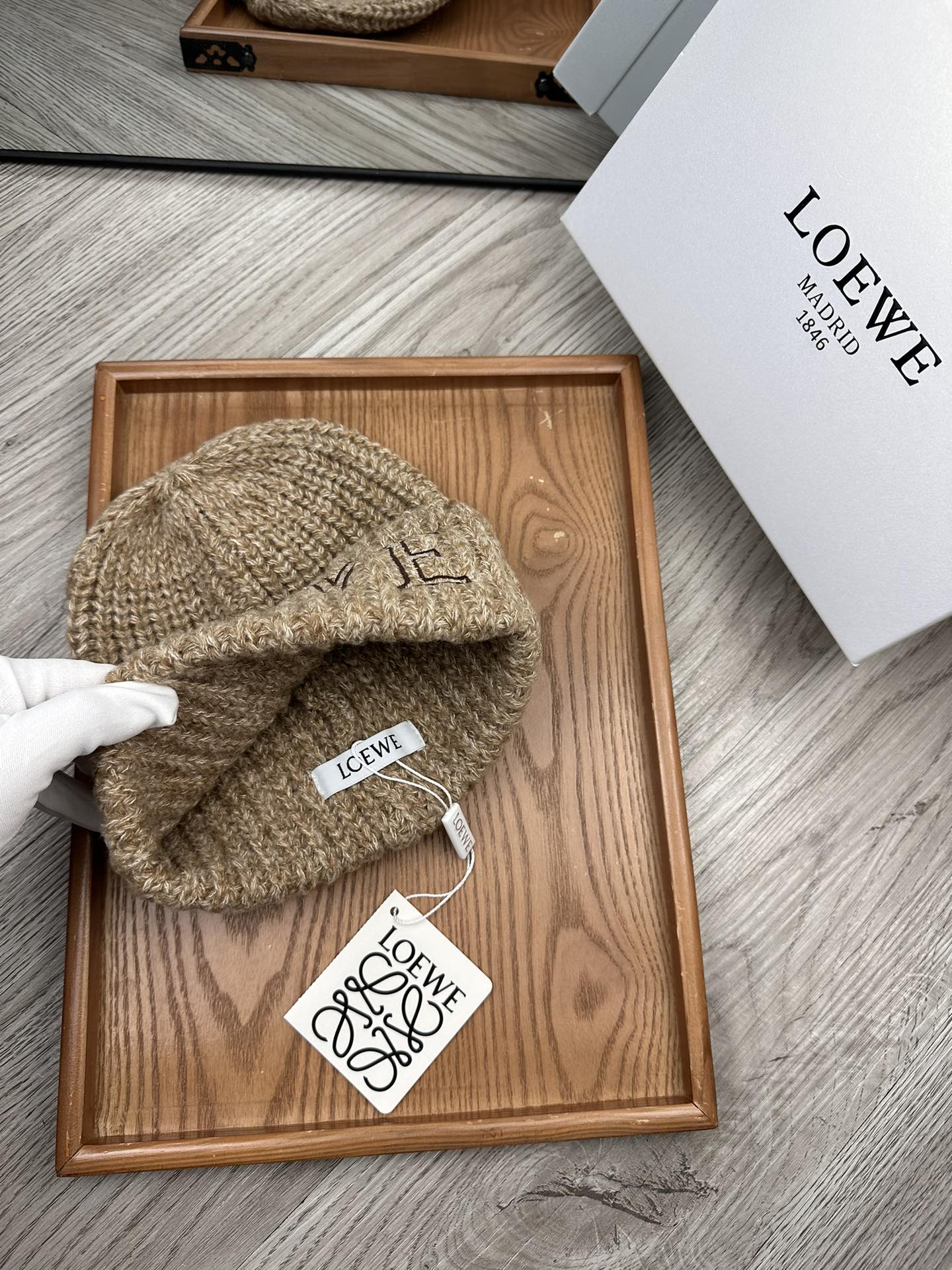 。Loewe。福利！！新款上架，特别实惠的一个系列帽子，面料：毛线。密度紧致！毛线针织面料手感舒适透气性