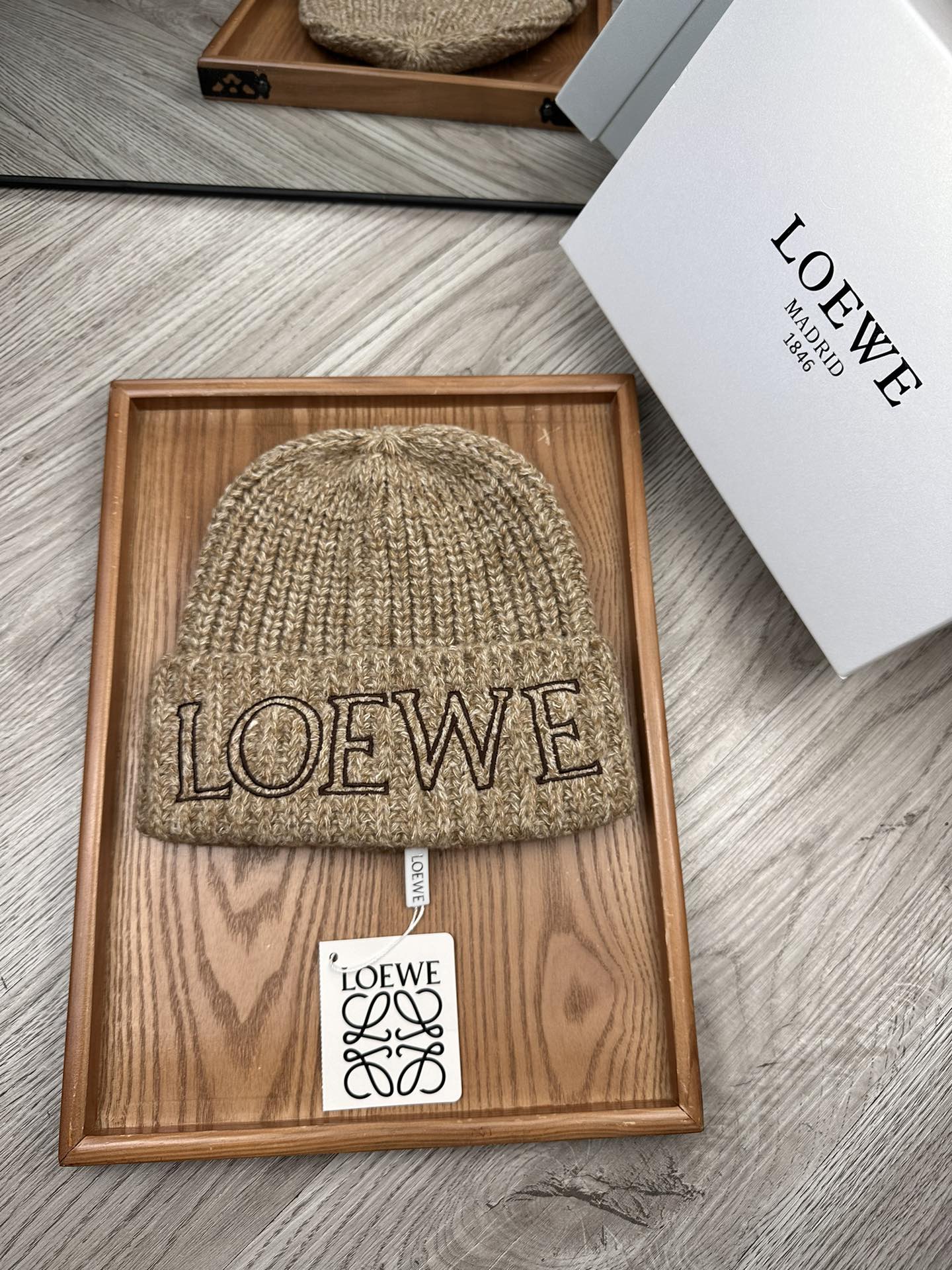 。Loewe。福利！！新款上架，特别实惠的一个系列帽子，面料：毛线。密度紧致！毛线针织面料手感舒适透气性