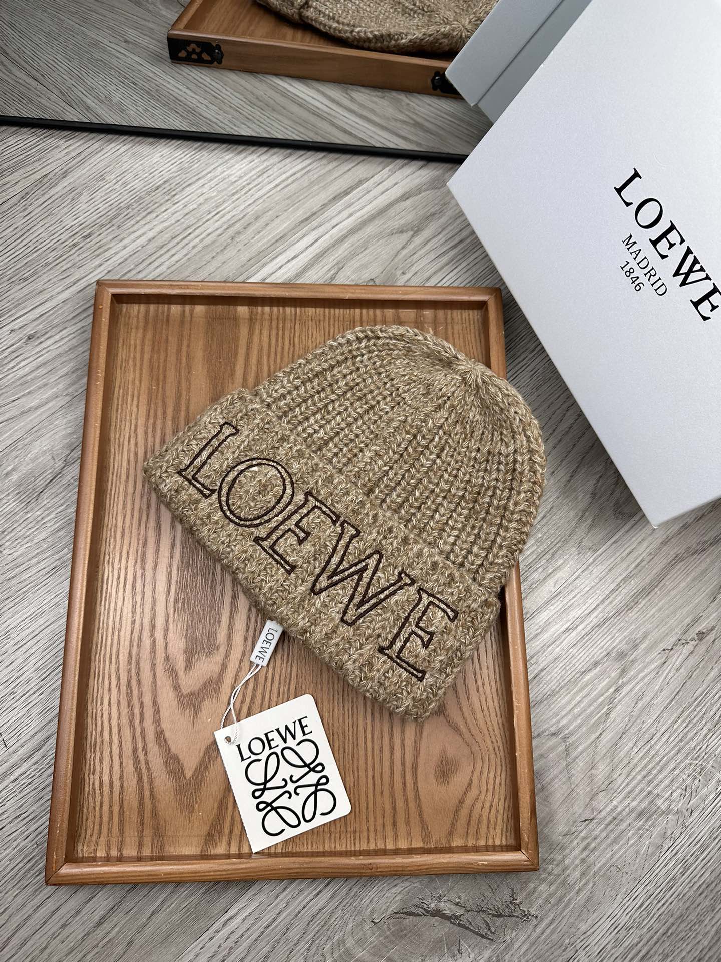 。Loewe。福利！！新款上架，特别实惠的一个系列帽子，面料：毛线。密度紧致！毛线针织面料手感舒适透气性