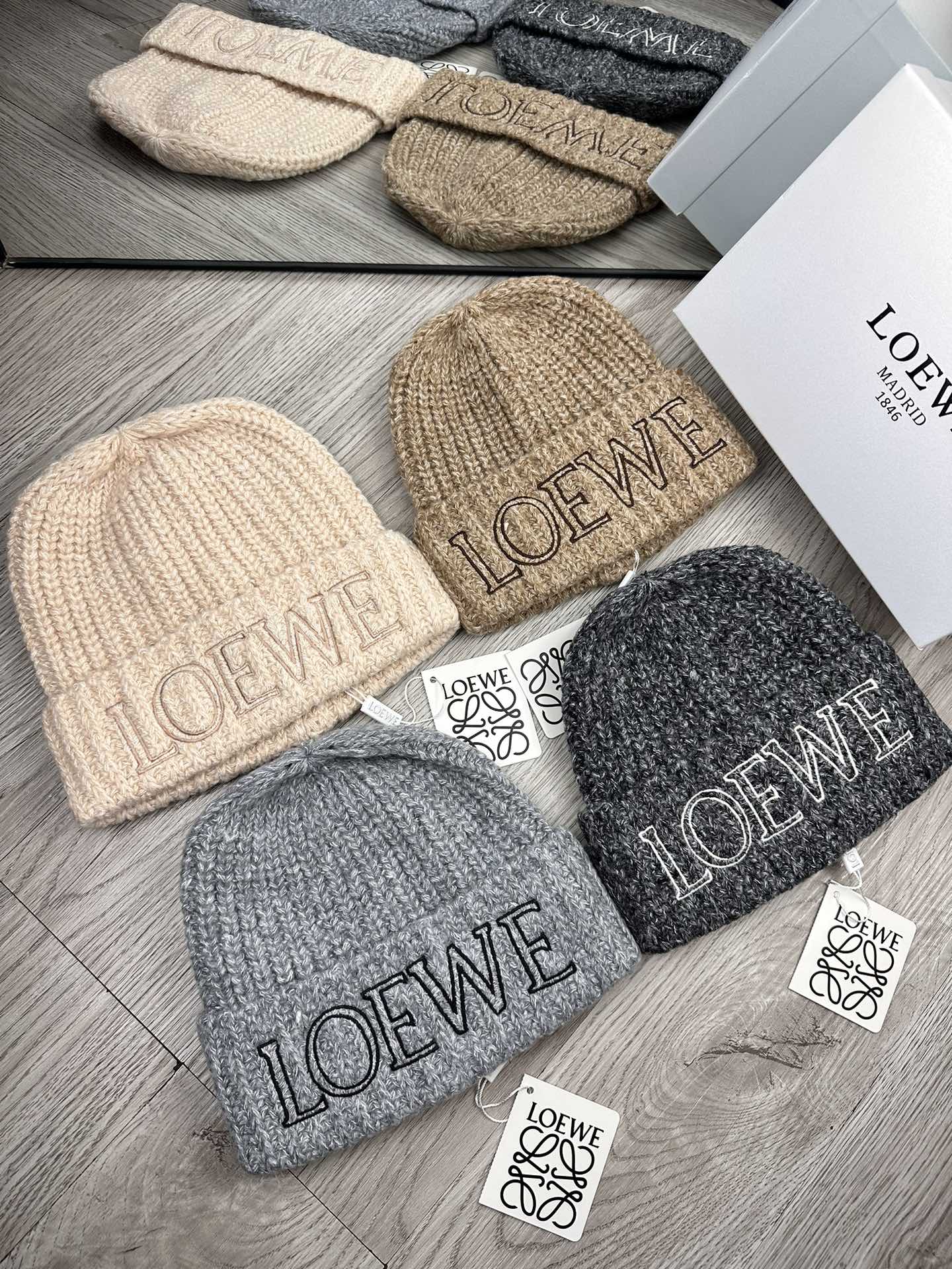 。Loewe。福利！！新款上架，特别实惠的一个系列帽子，面料：毛线。密度紧致！毛线针织面料手感舒适透气性