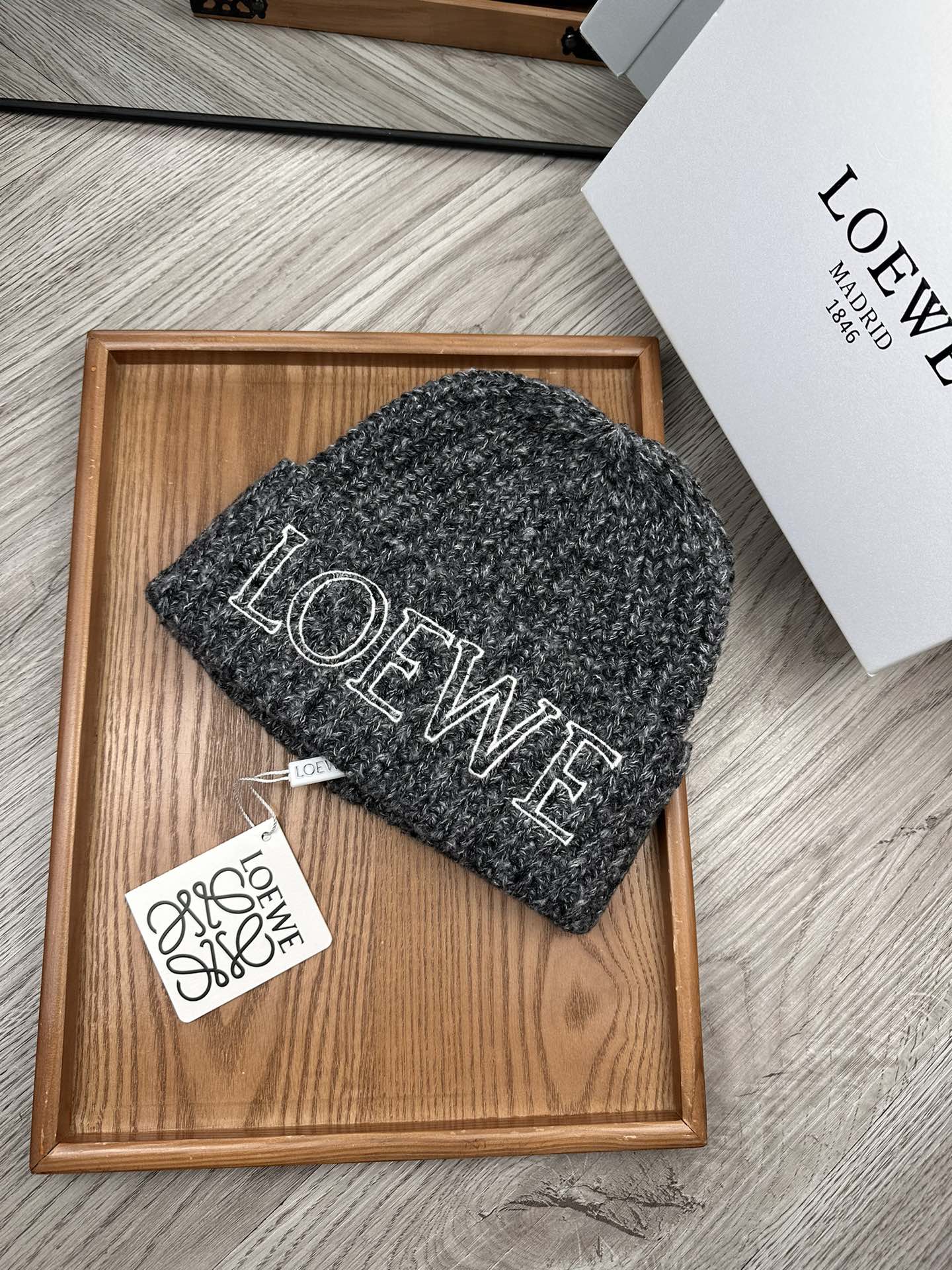 。Loewe。福利！！新款上架，特别实惠的一个系列帽子，面料：毛线。密度紧致！毛线针织面料手感舒适透气性