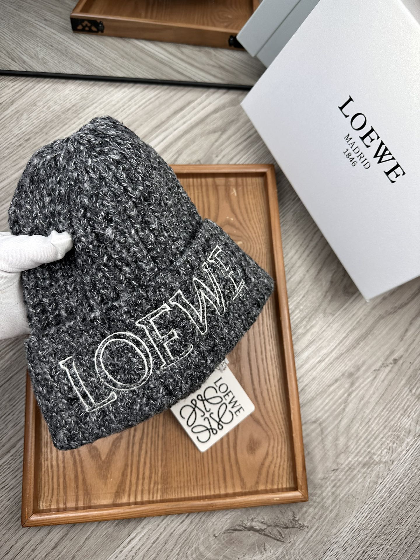 。Loewe。福利！！新款上架，特别实惠的一个系列帽子，面料：毛线。密度紧致！毛线针织面料手感舒适透气性