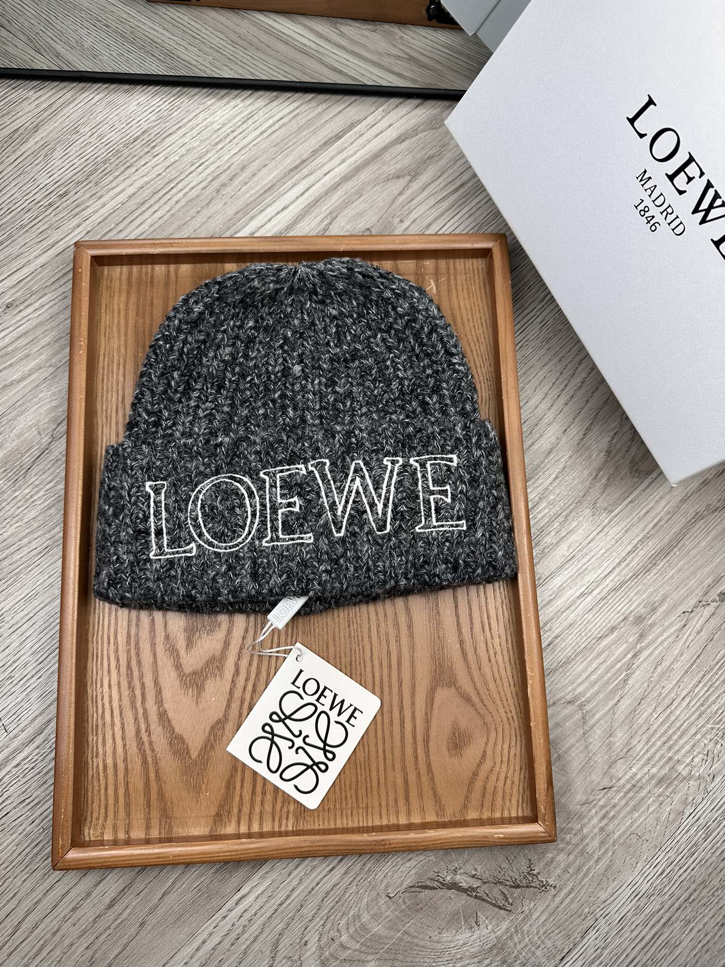 。Loewe。福利！！新款上架，特别实惠的一个系列帽子，面料：毛线。密度紧致！毛线针织面料手感舒适透气性