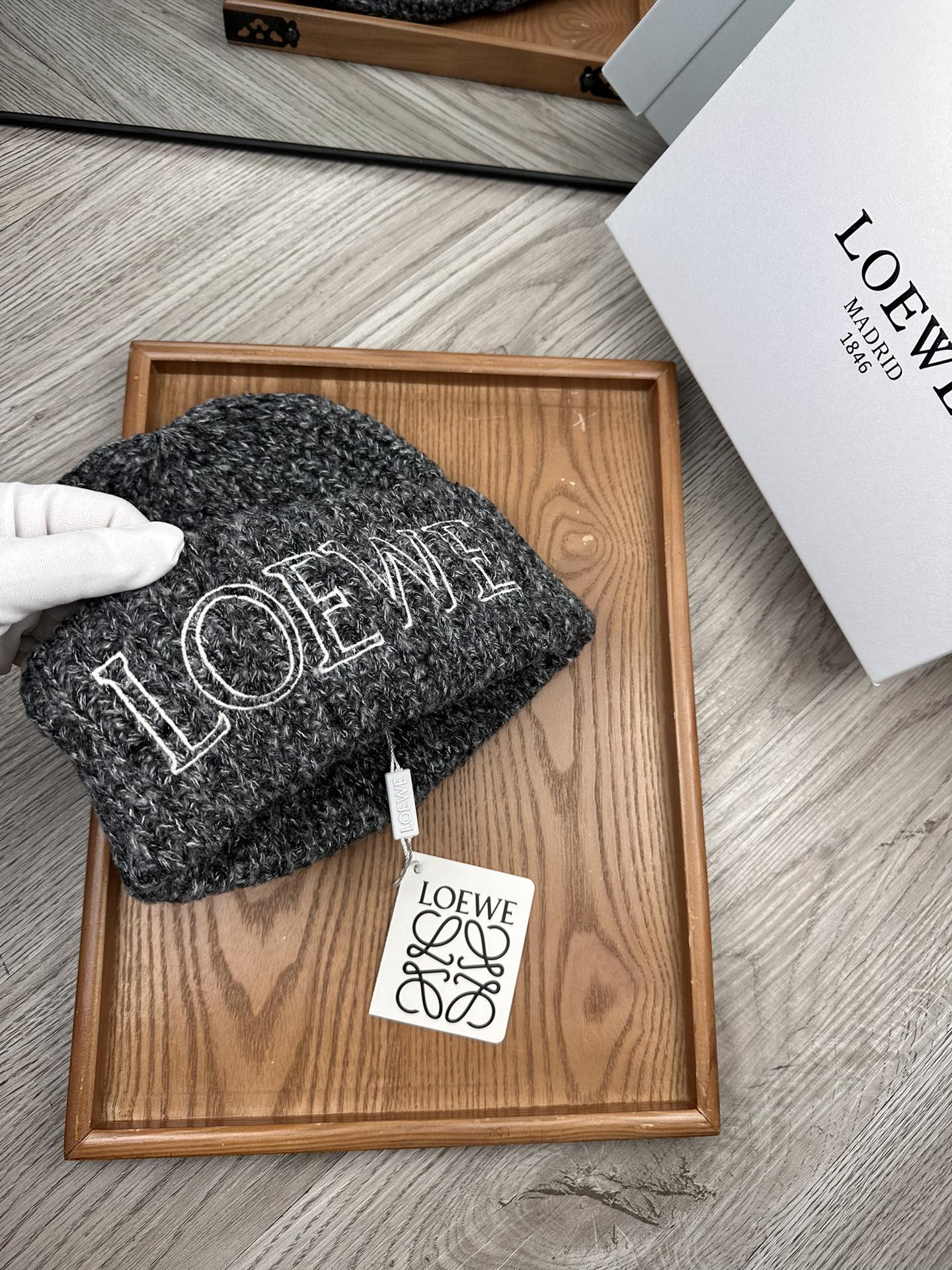 。Loewe。福利！！新款上架，特别实惠的一个系列帽子，面料：毛线。密度紧致！毛线针织面料手感舒适透气性