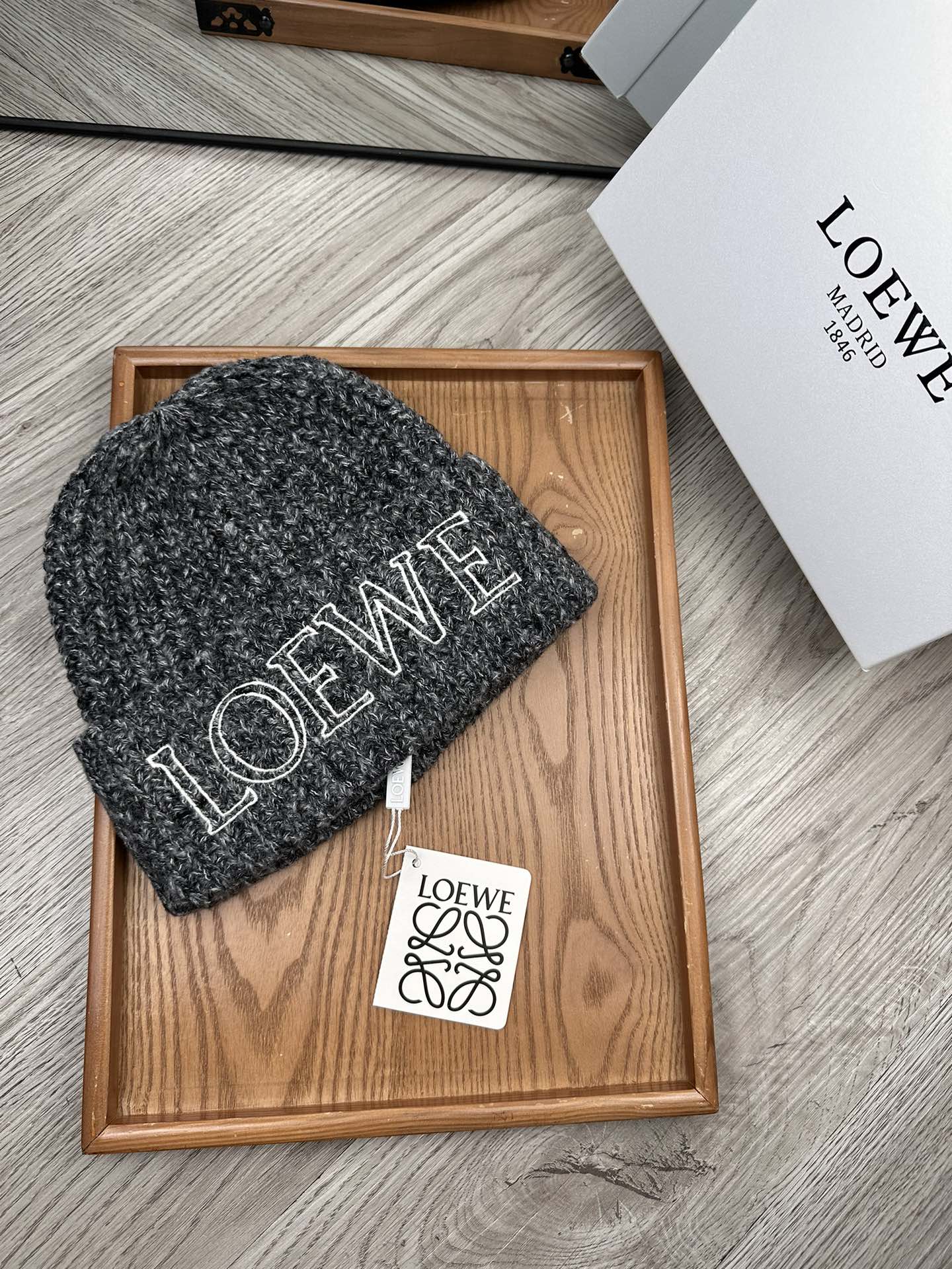 。Loewe。福利！！新款上架，特别实惠的一个系列帽子，面料：毛线。密度紧致！毛线针织面料手感舒适透气性