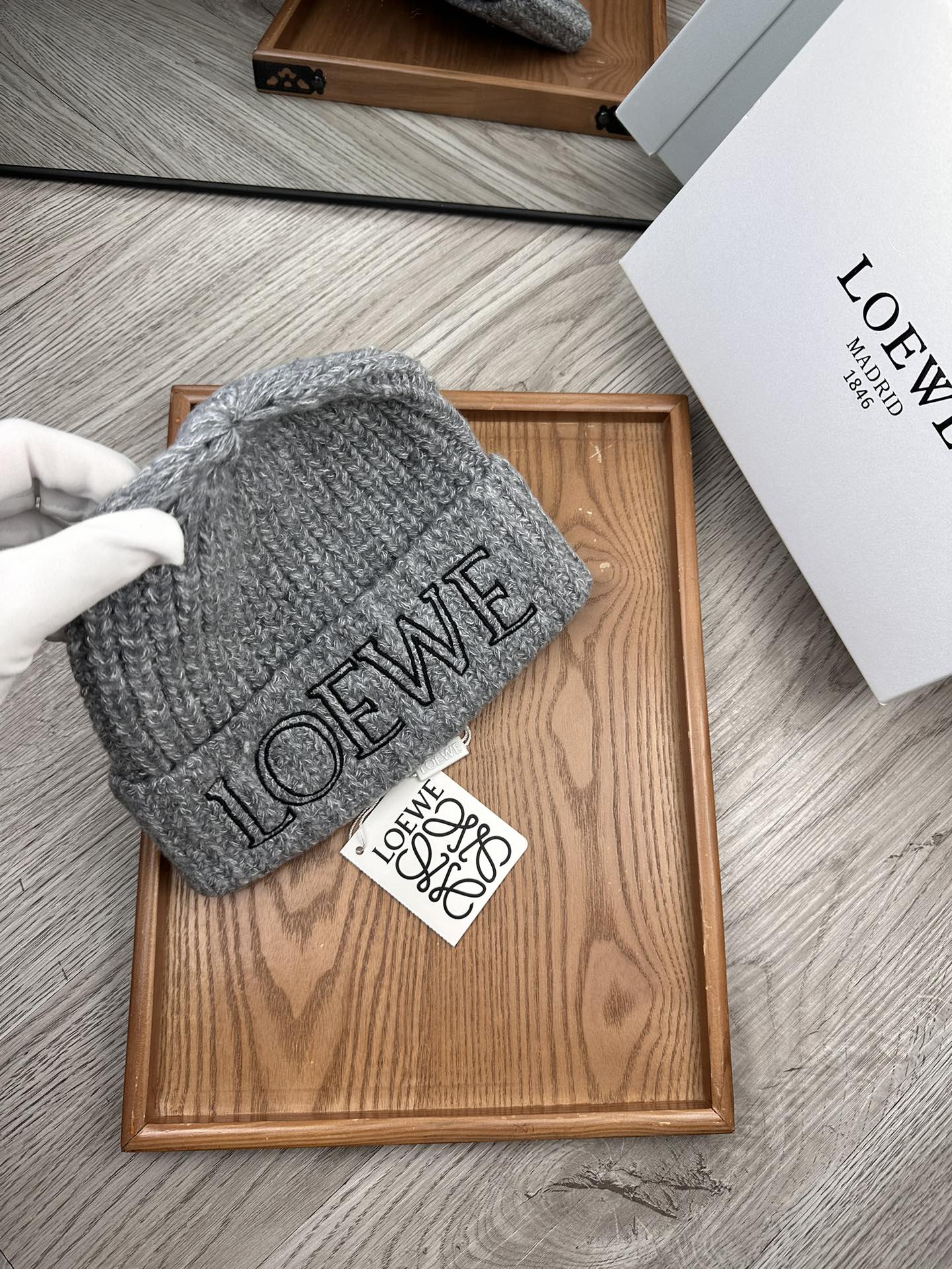 。Loewe。福利！！新款上架，特别实惠的一个系列帽子，面料：毛线。密度紧致！毛线针织面料手感舒适透气性