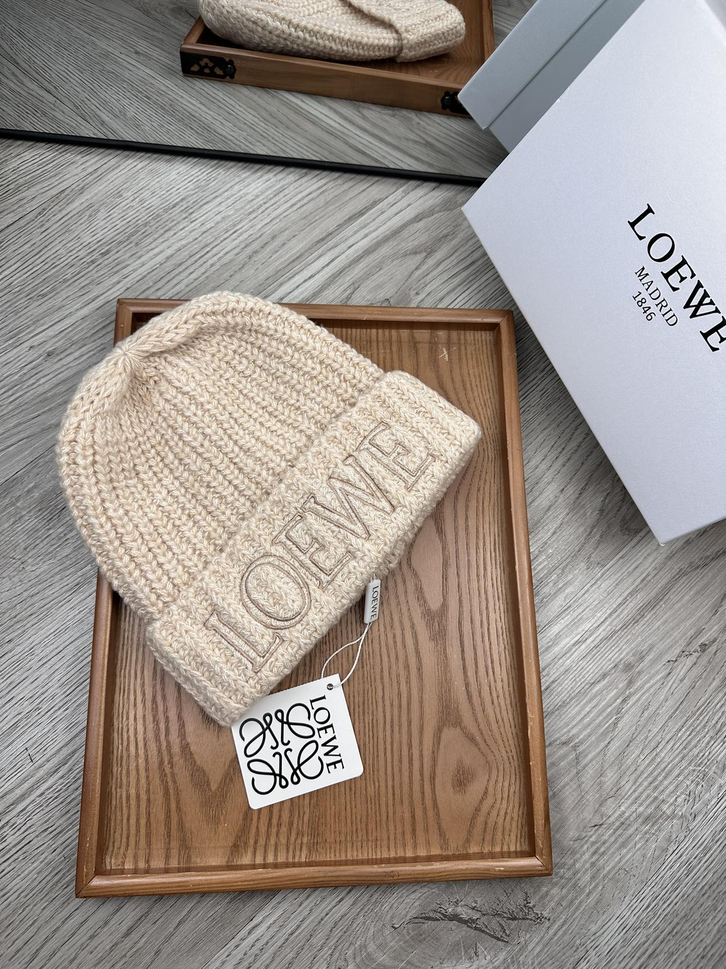 。Loewe。福利！！新款上架，特别实惠的一个系列帽子，面料：毛线。密度紧致！毛线针织面料手感舒适透气性