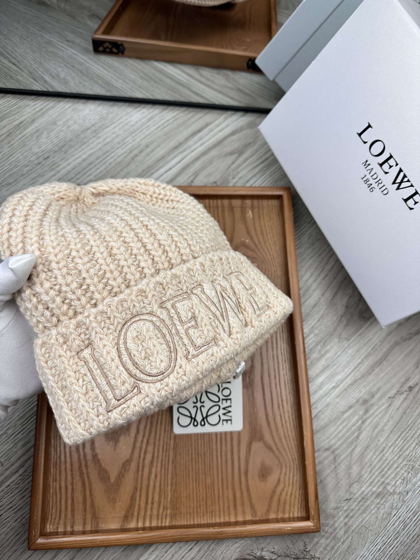 。Loewe。福利！！新款上架，特别实惠的一个系列帽子，面料：毛线。密度紧致！毛线针织面料手感舒适透气性