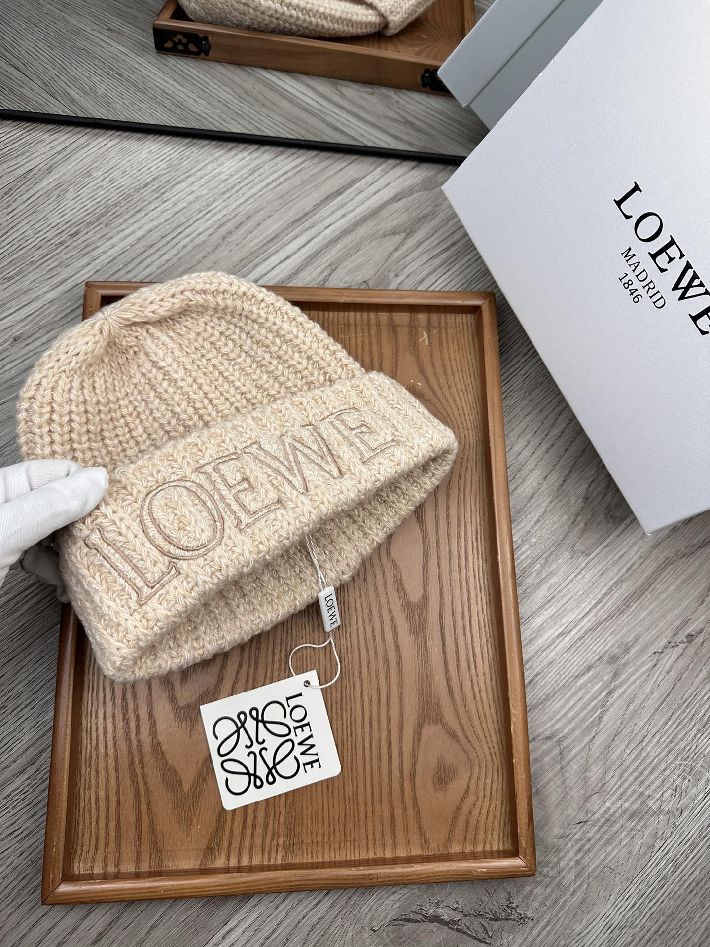 。Loewe。福利！！新款上架，特别实惠的一个系列帽子，面料：毛线。密度紧致！毛线针织面料手感舒适透气性