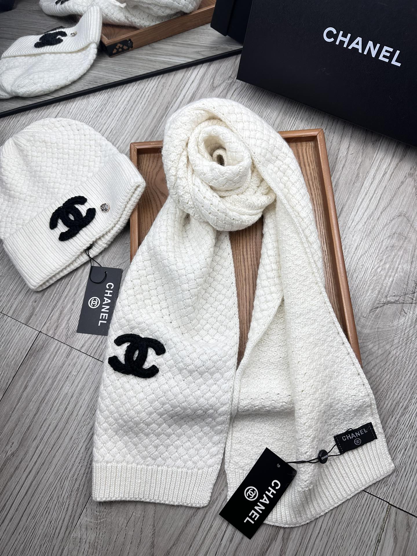 🌹。C家。 【羊毛套装帽子】经典套装帽子！帽子➕围巾！70%羊毛➕30%兔毛。暖暖哒超级舒服～冬日小姐姐减龄神器哦～这个