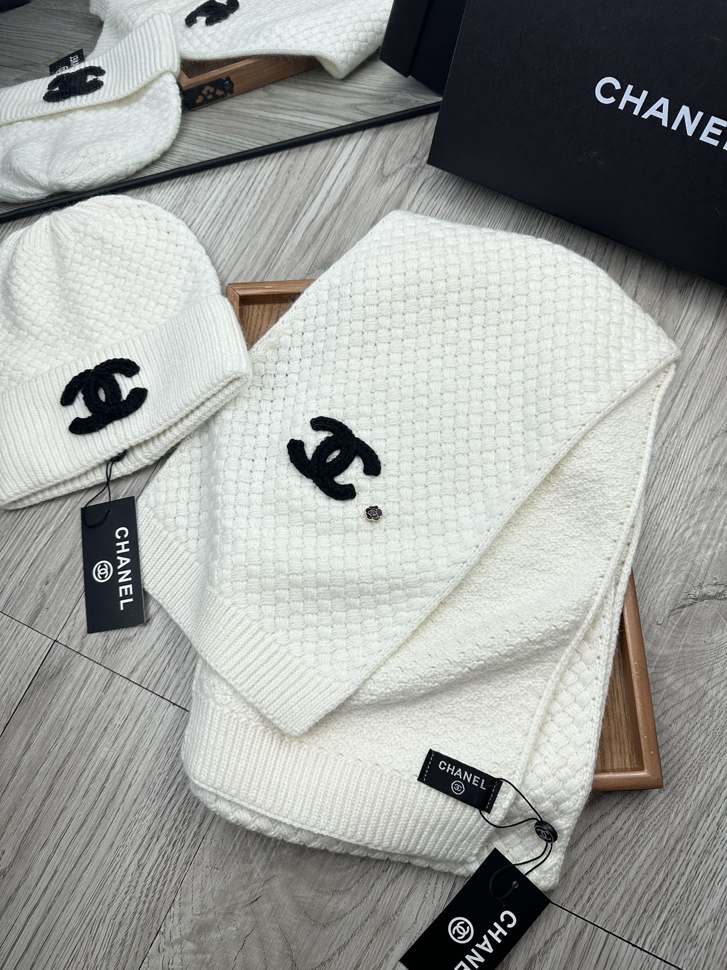 🌹。C家。 【羊毛套装帽子】经典套装帽子！帽子➕围巾！70%羊毛➕30%兔毛。暖暖哒超级舒服～冬日小姐姐减龄神器哦～这个