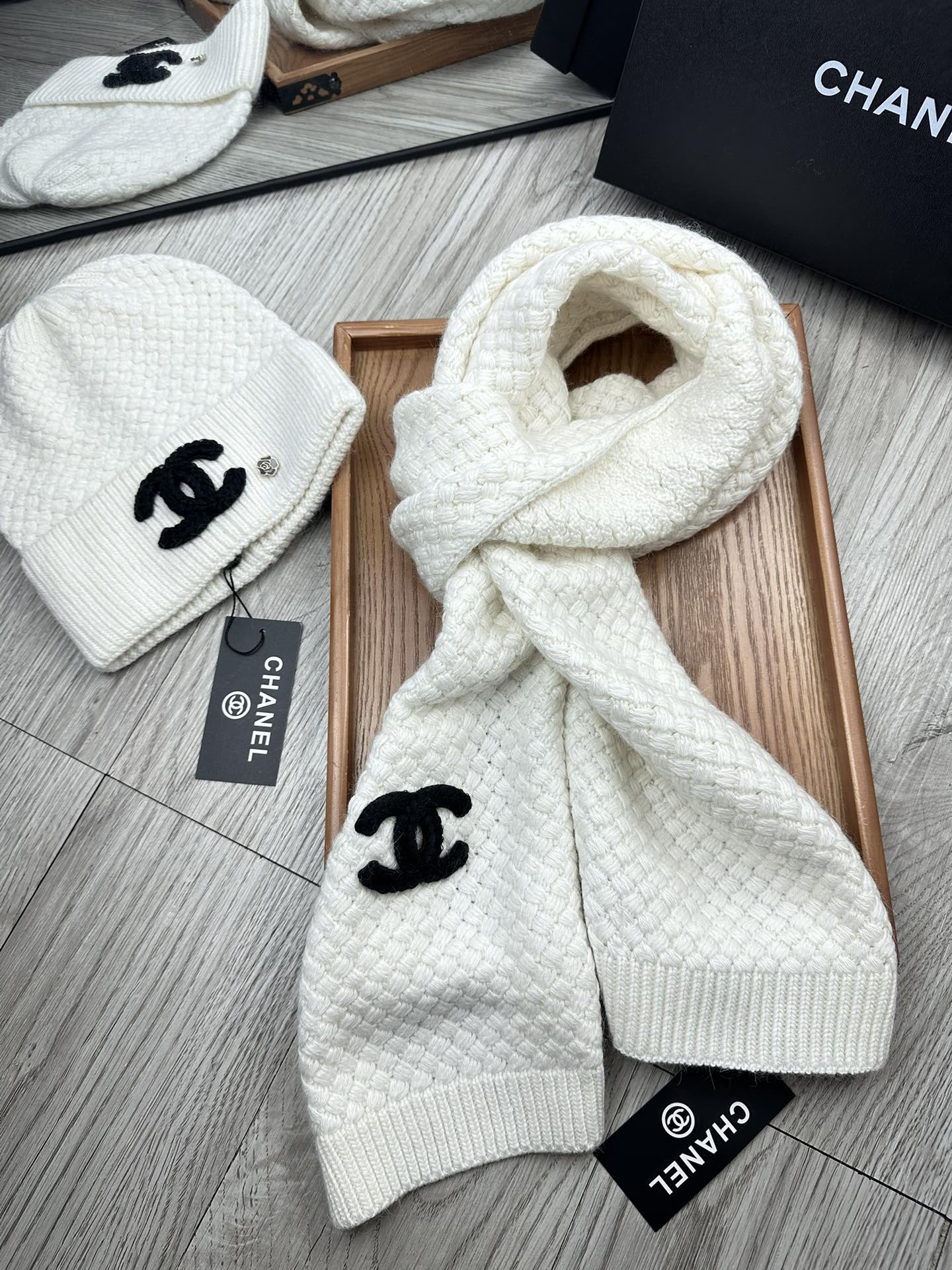 🌹。C家。 【羊毛套装帽子】经典套装帽子！帽子➕围巾！70%羊毛➕30%兔毛。暖暖哒超级舒服～冬日小姐姐减龄神器哦～这个