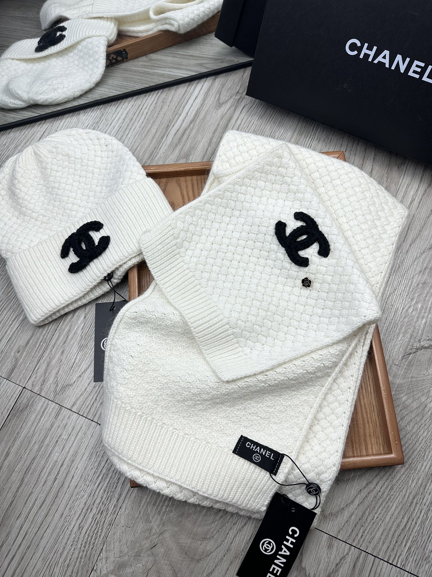 🌹。C家。 【羊毛套装帽子】经典套装帽子！帽子➕围巾！70%羊毛➕30%兔毛。暖暖哒超级舒服～冬日小姐姐减龄神器哦～这个