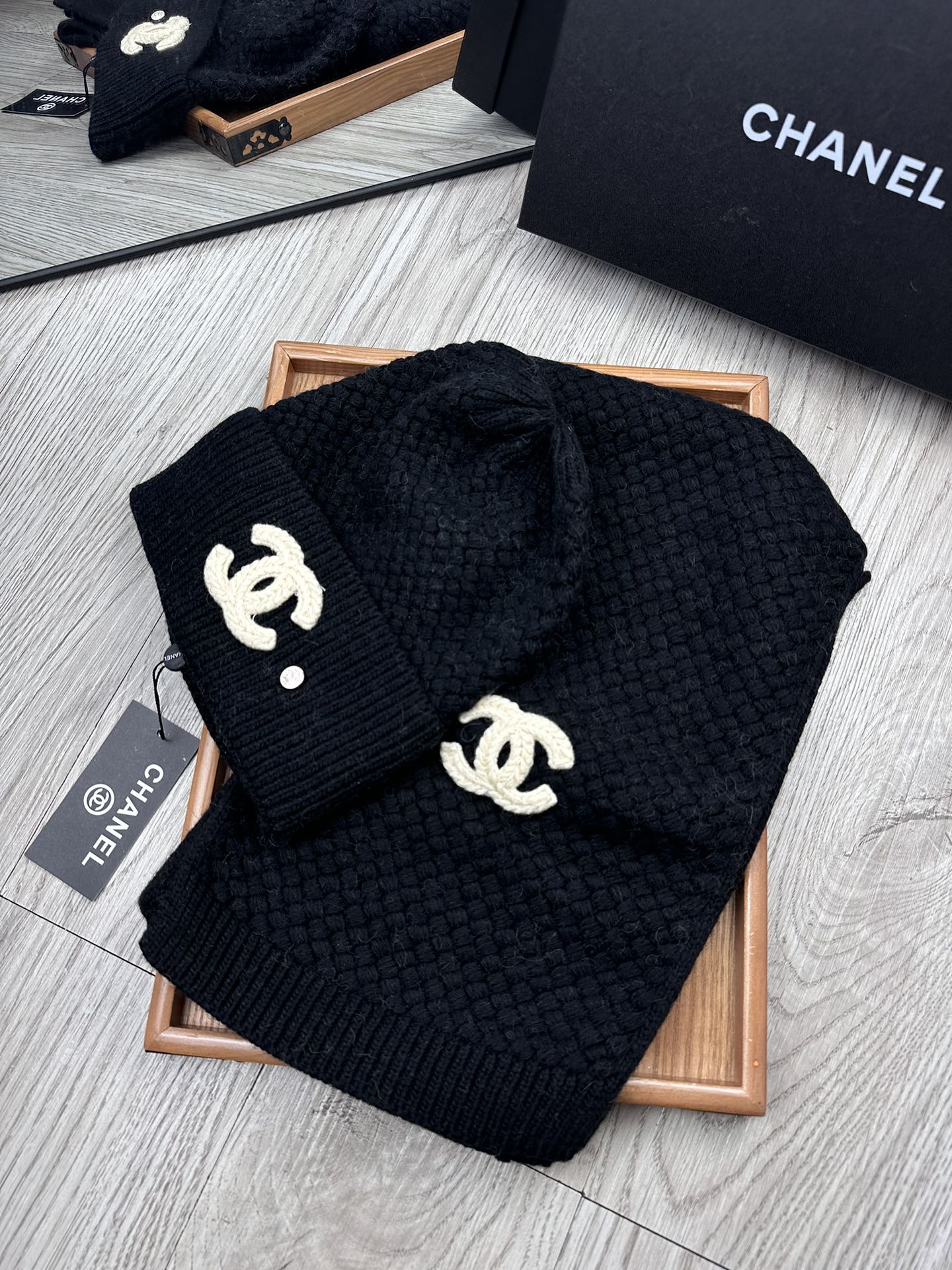 🌹。C家。 【羊毛套装帽子】经典套装帽子！帽子➕围巾！70%羊毛➕30%兔毛。暖暖哒超级舒服～冬日小姐姐减龄神器哦～这个