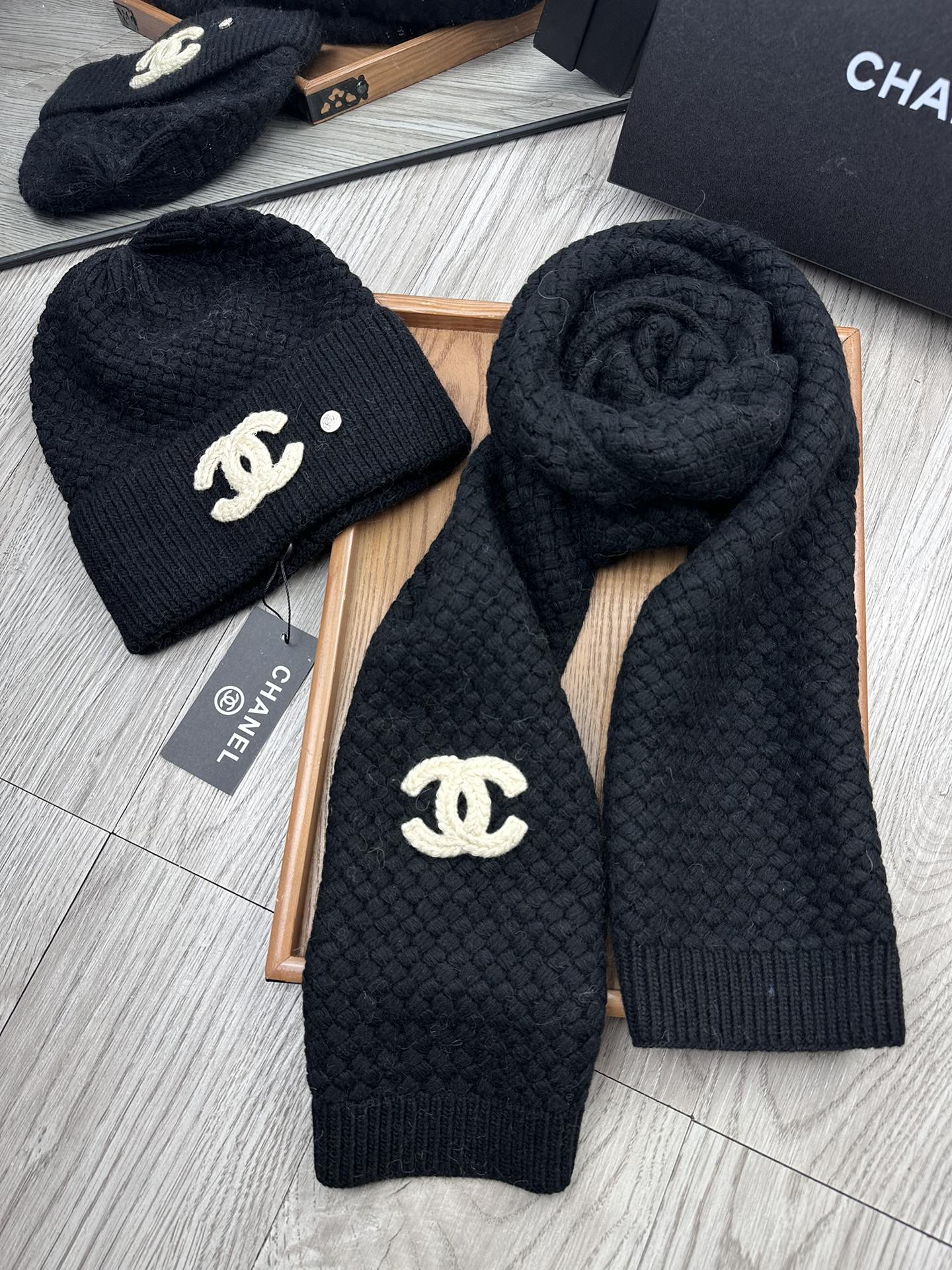 🌹。C家。 【羊毛套装帽子】经典套装帽子！帽子➕围巾！70%羊毛➕30%兔毛。暖暖哒超级舒服～冬日小姐姐减龄神器哦～这个