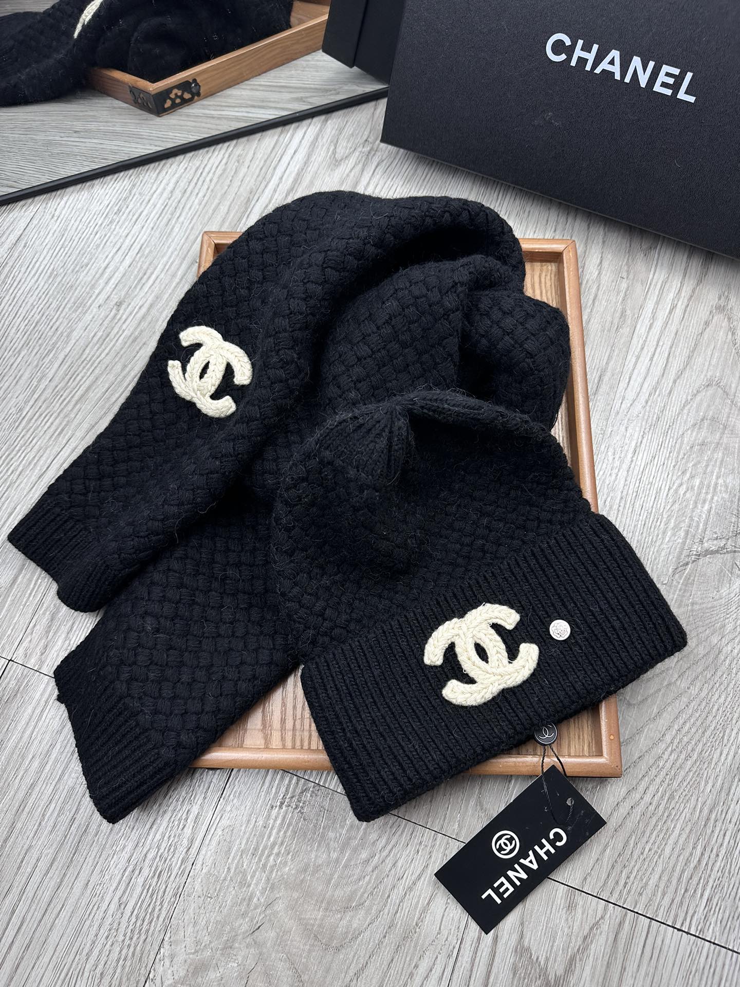 🌹。C家。 【羊毛套装帽子】经典套装帽子！帽子➕围巾！70%羊毛➕30%兔毛。暖暖哒超级舒服～冬日小姐姐减龄神器哦～这个