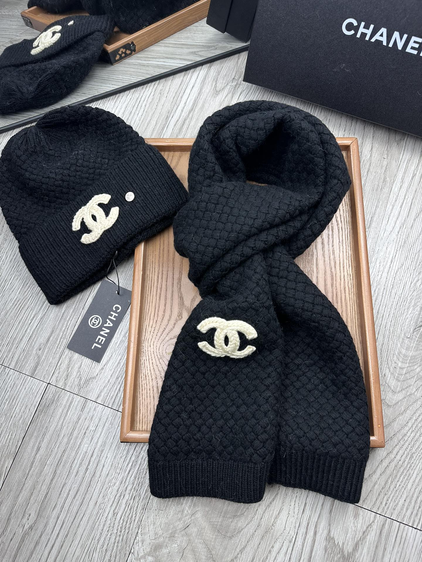 🌹。C家。 【羊毛套装帽子】经典套装帽子！帽子➕围巾！70%羊毛➕30%兔毛。暖暖哒超级舒服～冬日小姐姐减龄神器哦～这个