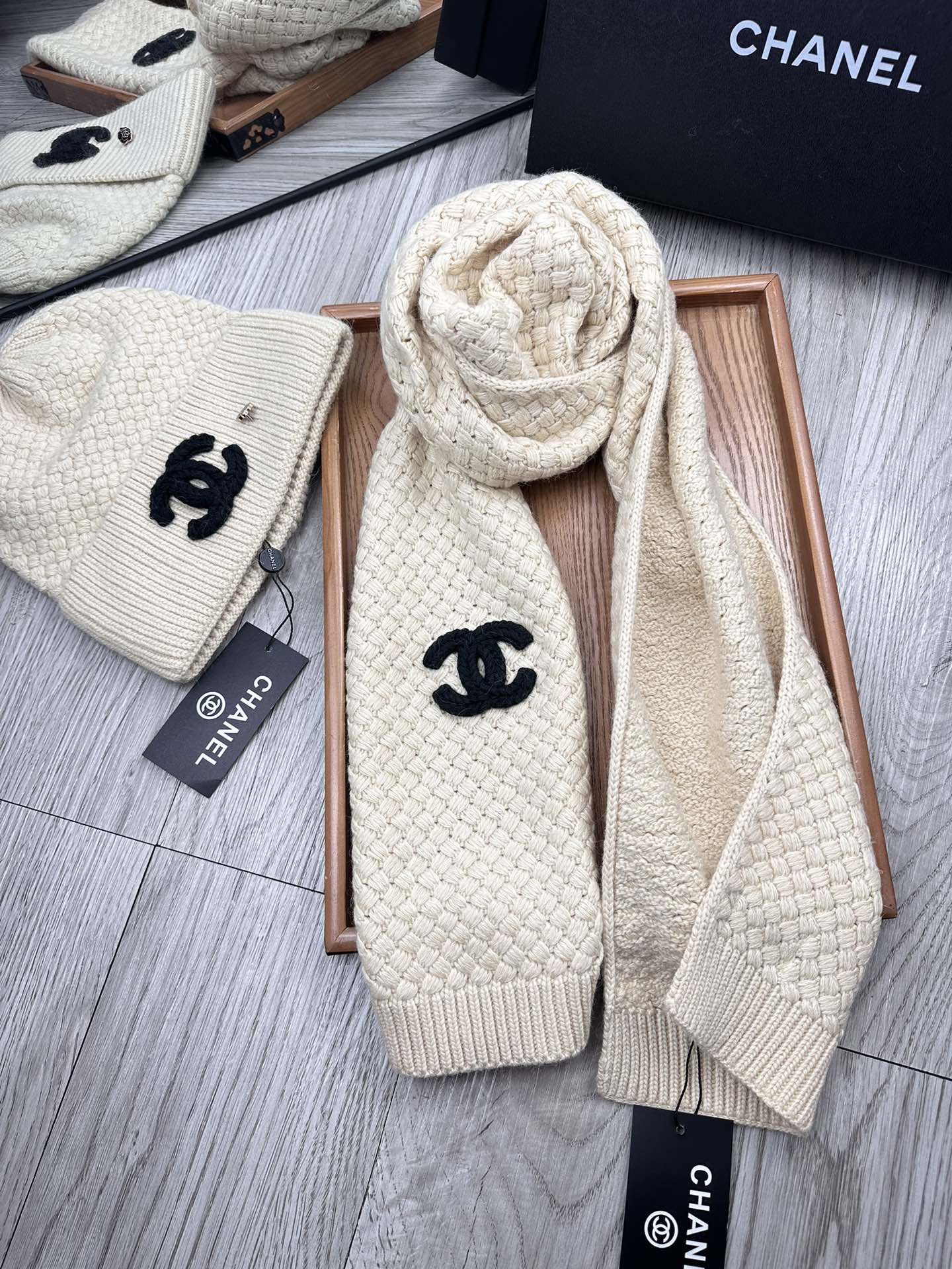 🌹。C家。 【羊毛套装帽子】经典套装帽子！帽子➕围巾！70%羊毛➕30%兔毛。暖暖哒超级舒服～冬日小姐姐减龄神器哦～这个
