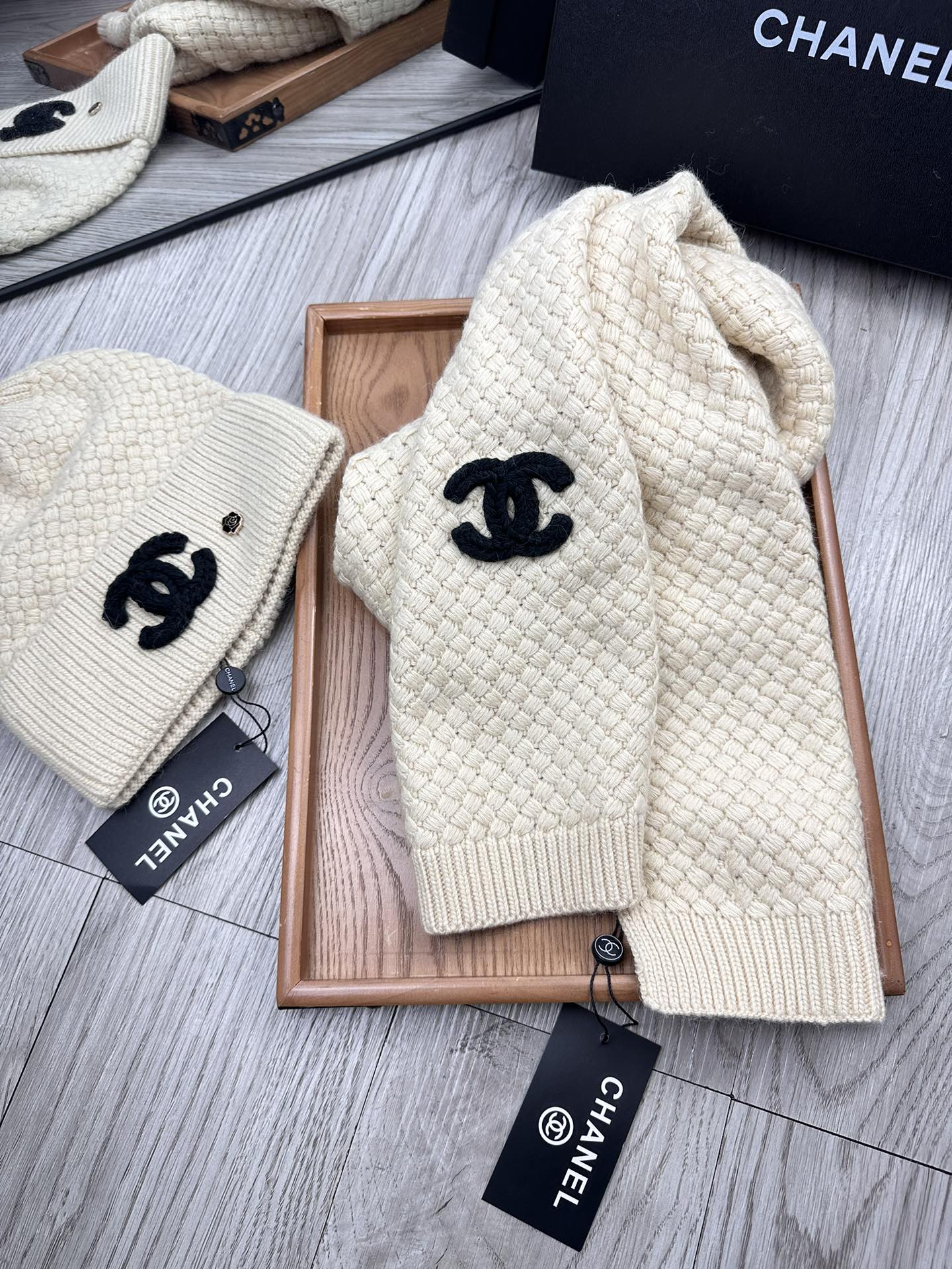 🌹。C家。 【羊毛套装帽子】经典套装帽子！帽子➕围巾！70%羊毛➕30%兔毛。暖暖哒超级舒服～冬日小姐姐减龄神器哦～这个