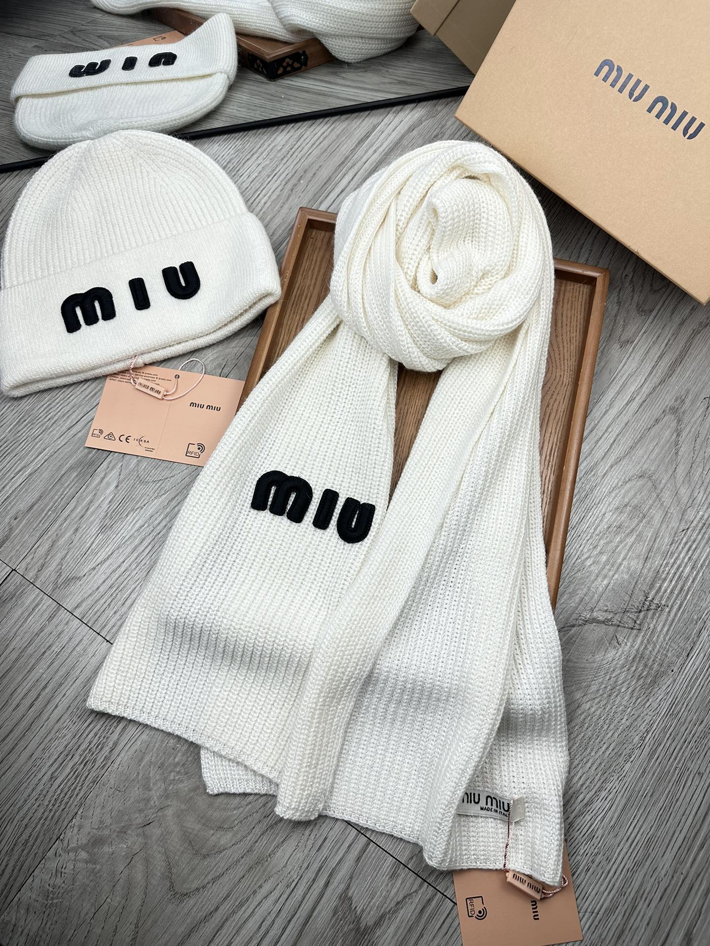 🌹。miumiu。 【羊毛套装帽子】经典套装帽子！帽子➕围巾！70%羊毛➕30%兔毛。暖暖哒超级舒服～冬日小姐姐减龄神器