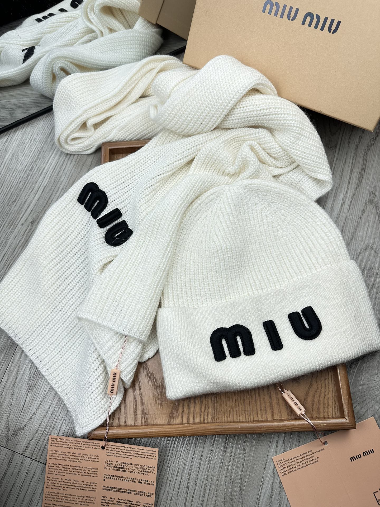 🌹。miumiu。 【羊毛套装帽子】经典套装帽子！帽子➕围巾！70%羊毛➕30%兔毛。暖暖哒超级舒服～冬日小姐姐减龄神器