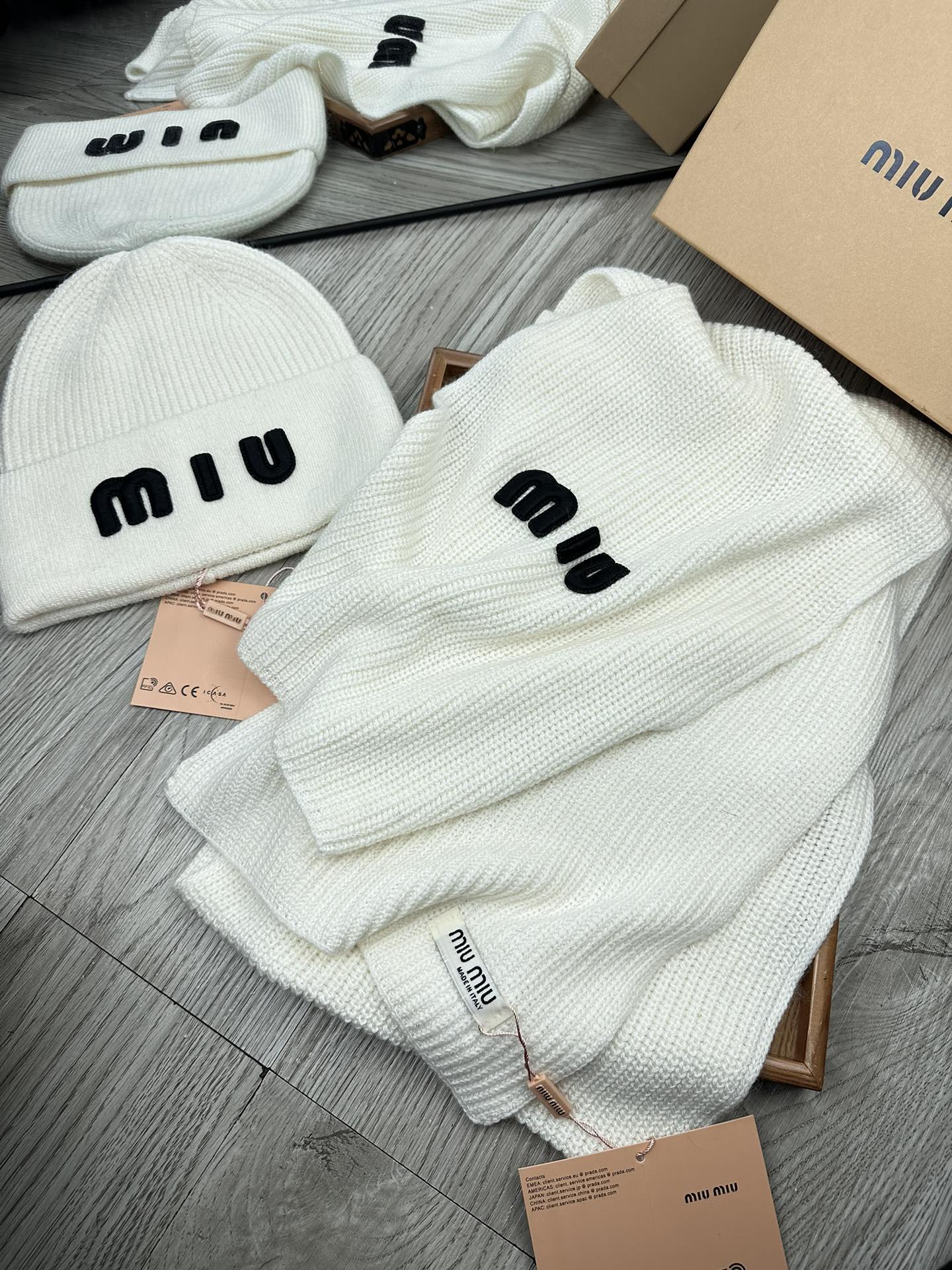 🌹。miumiu。 【羊毛套装帽子】经典套装帽子！帽子➕围巾！70%羊毛➕30%兔毛。暖暖哒超级舒服～冬日小姐姐减龄神器