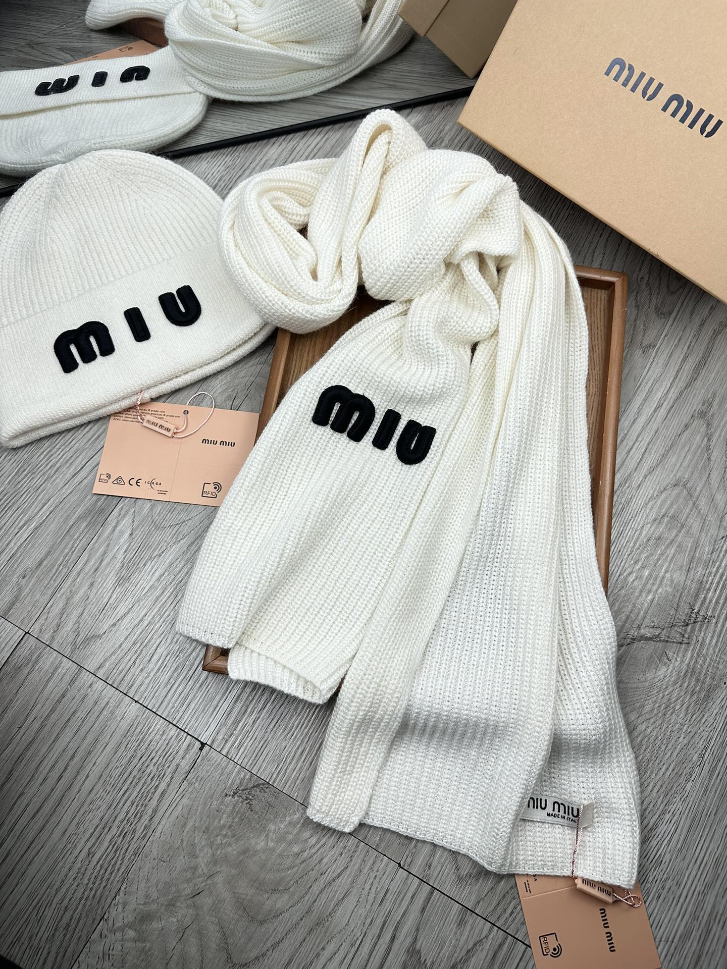 🌹。miumiu。 【羊毛套装帽子】经典套装帽子！帽子➕围巾！70%羊毛➕30%兔毛。暖暖哒超级舒服～冬日小姐姐减龄神器
