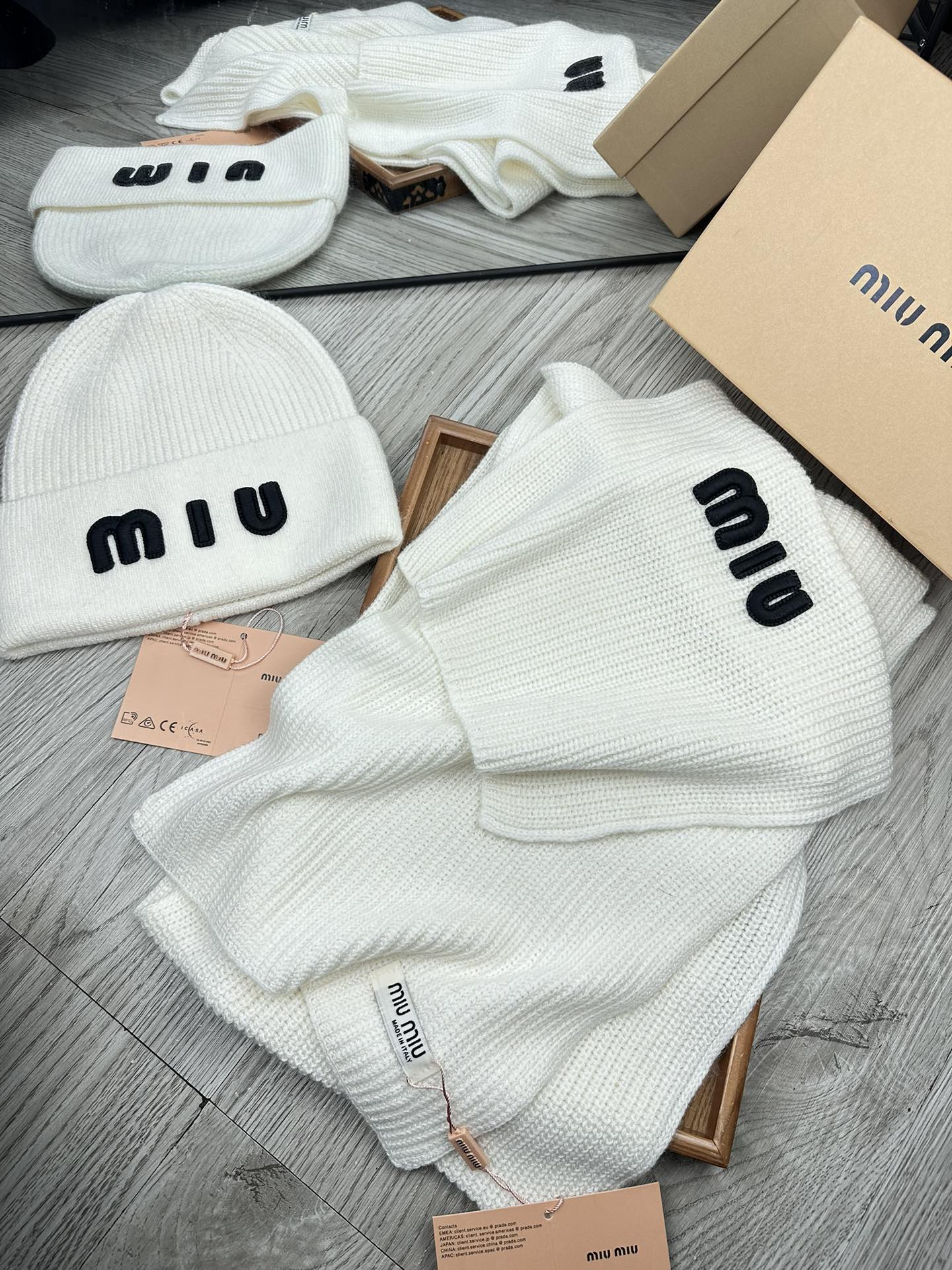 🌹。miumiu。 【羊毛套装帽子】经典套装帽子！帽子➕围巾！70%羊毛➕30%兔毛。暖暖哒超级舒服～冬日小姐姐减龄神器