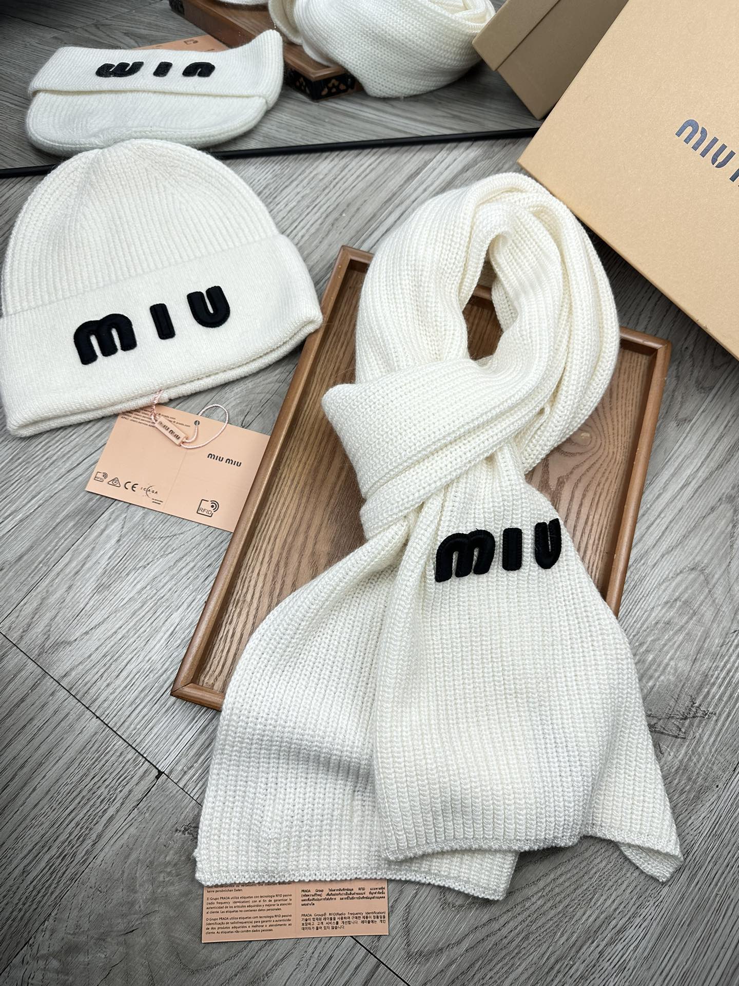 🌹。miumiu。 【羊毛套装帽子】经典套装帽子！帽子➕围巾！70%羊毛➕30%兔毛。暖暖哒超级舒服～冬日小姐姐减龄神器