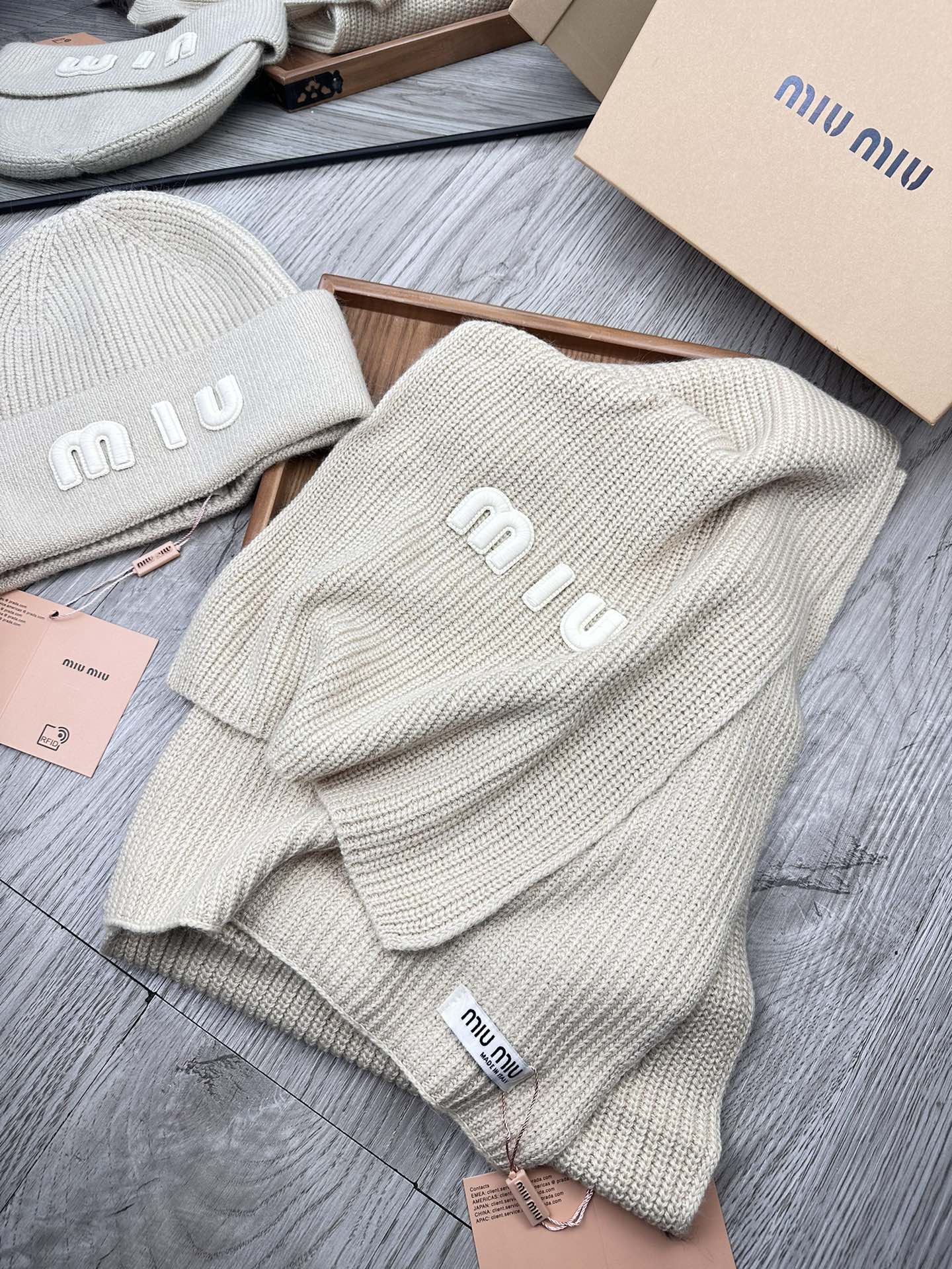 🌹。miumiu。 【羊毛套装帽子】经典套装帽子！帽子➕围巾！70%羊毛➕30%兔毛。暖暖哒超级舒服～冬日小姐姐减龄神器
