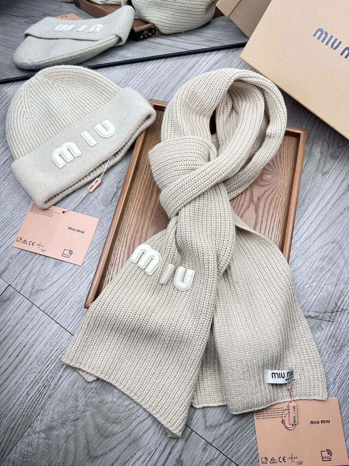 🌹。miumiu。 【羊毛套装帽子】经典套装帽子！帽子➕围巾！70%羊毛➕30%兔毛。暖暖哒超级舒服～冬日小姐姐减龄神器