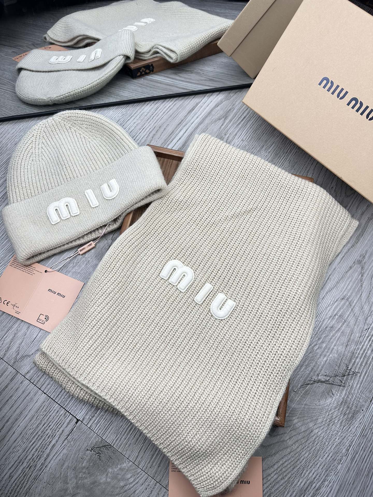 🌹。miumiu。 【羊毛套装帽子】经典套装帽子！帽子➕围巾！70%羊毛➕30%兔毛。暖暖哒超级舒服～冬日小姐姐减龄神器